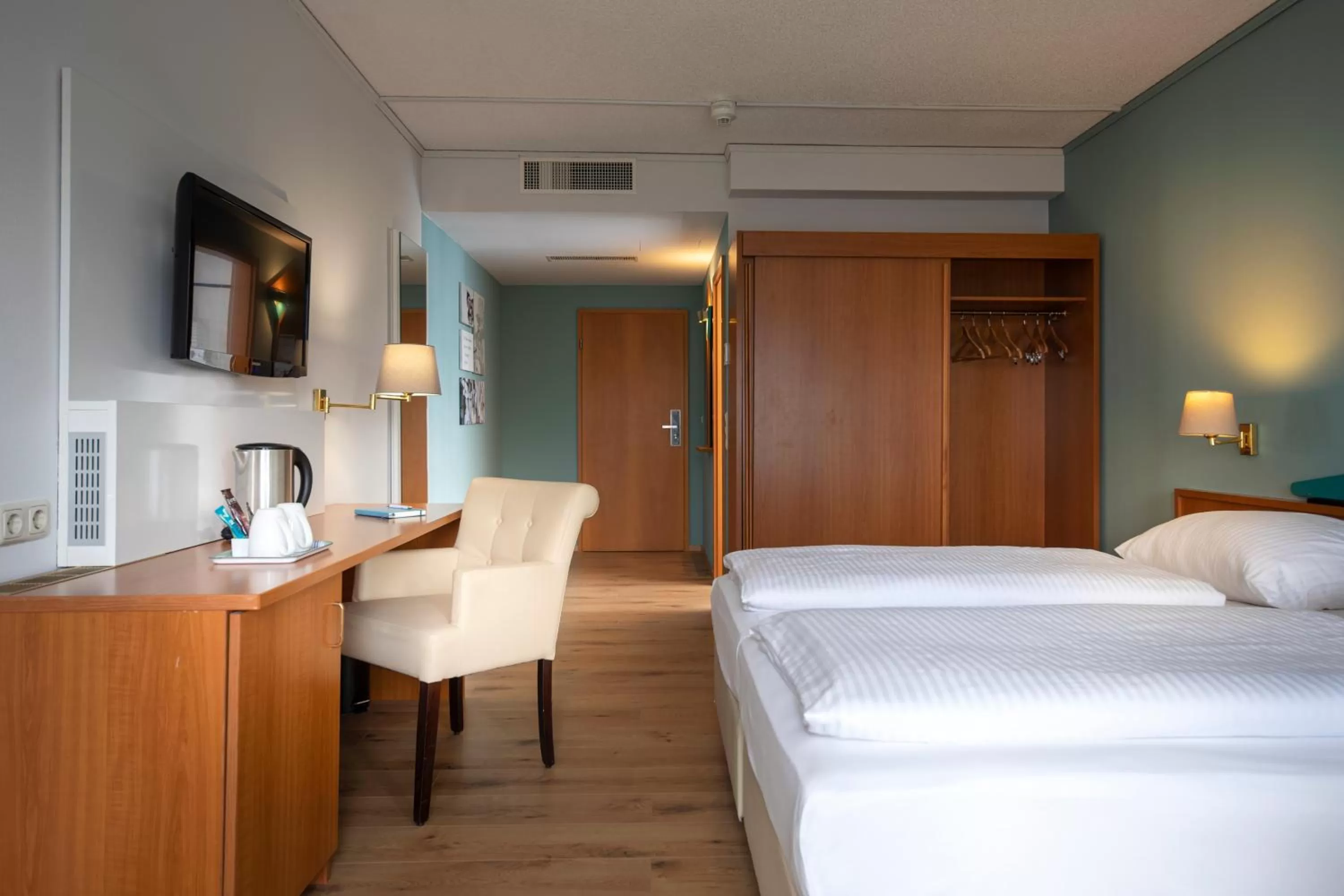 Photo of the whole room, Bed in ACHAT Hotel Frankfurt Maintal