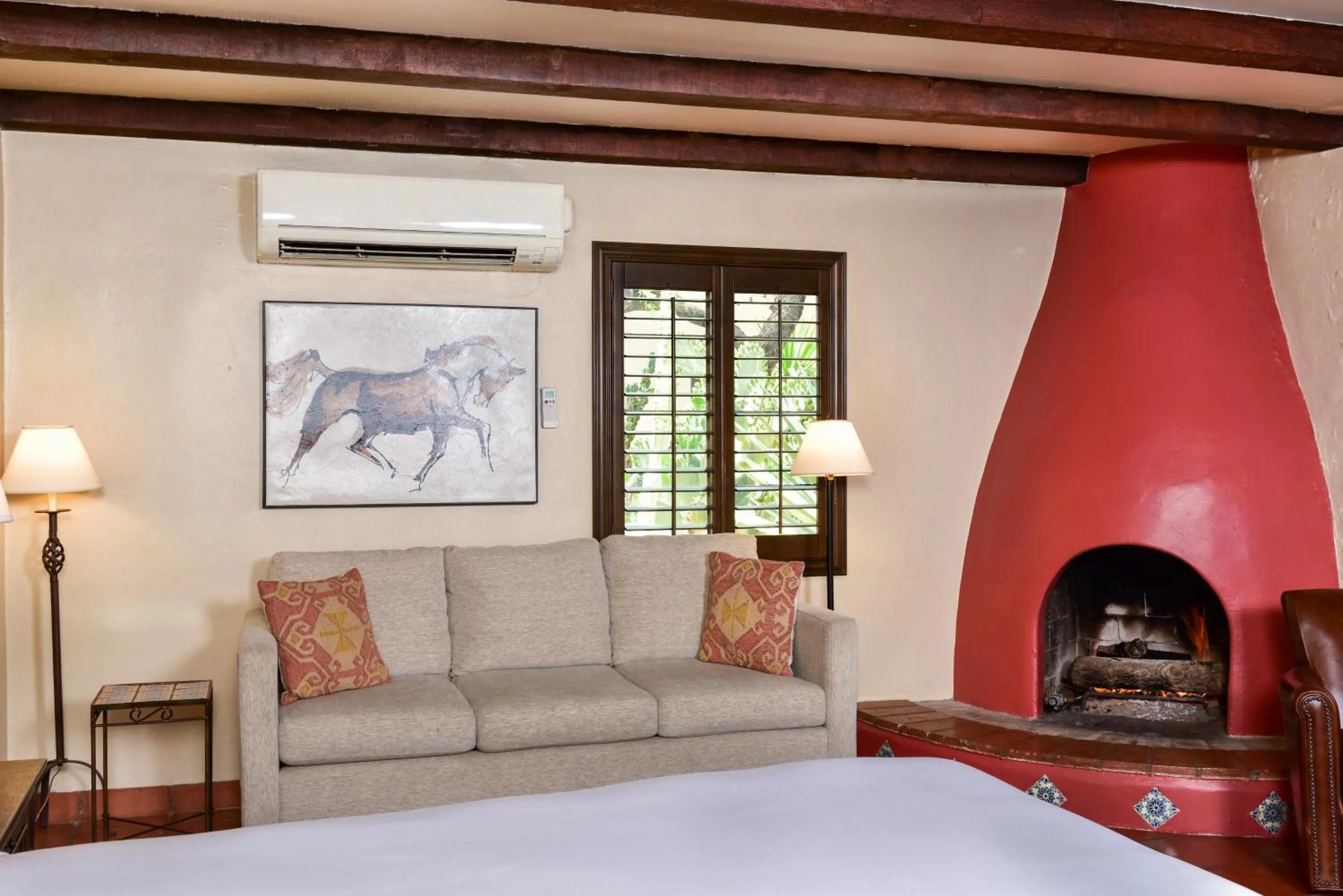 Seating area, Bed in Lodge On The Desert