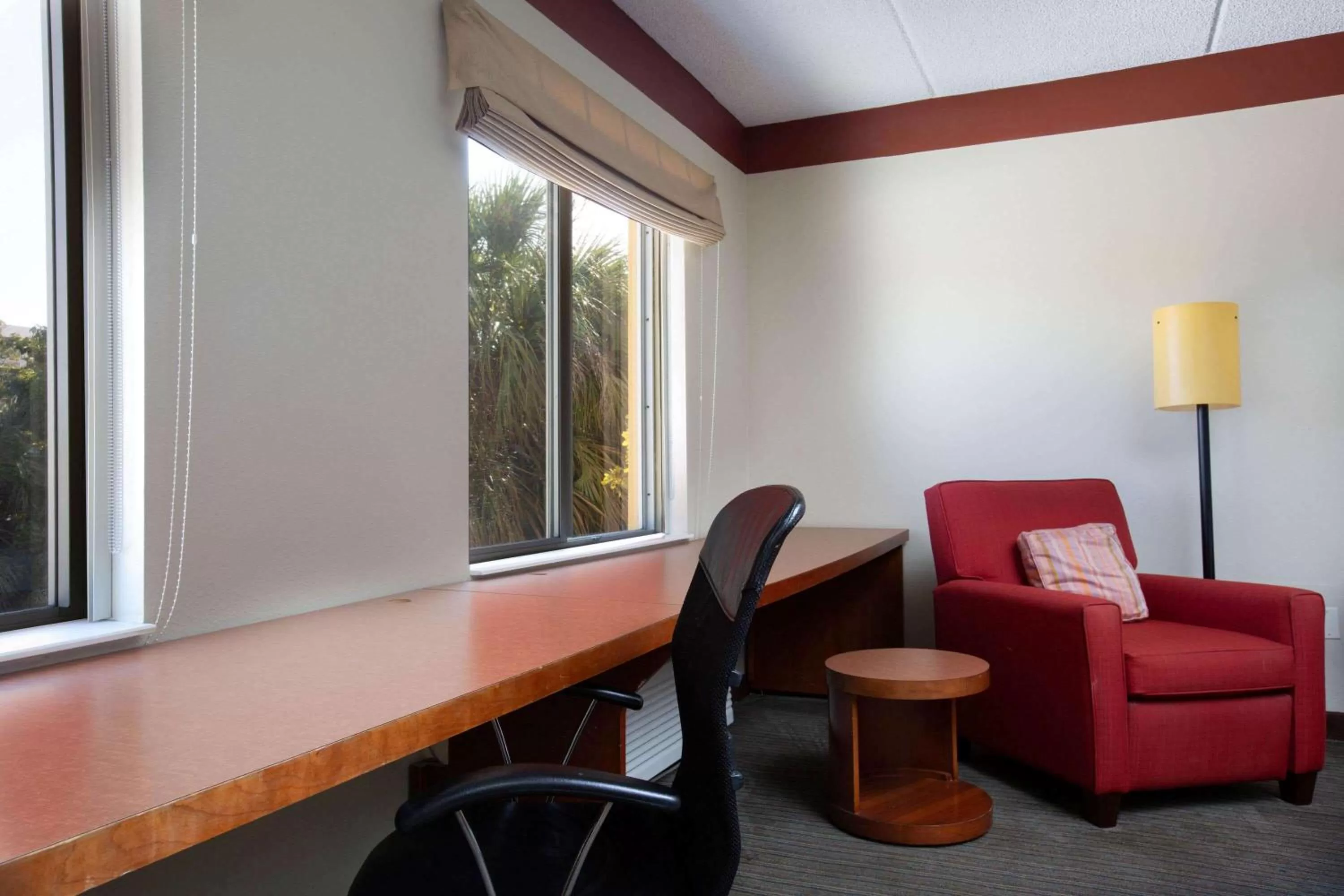 Photo of the whole room in La Quinta by Wyndham Miami Cutler Bay