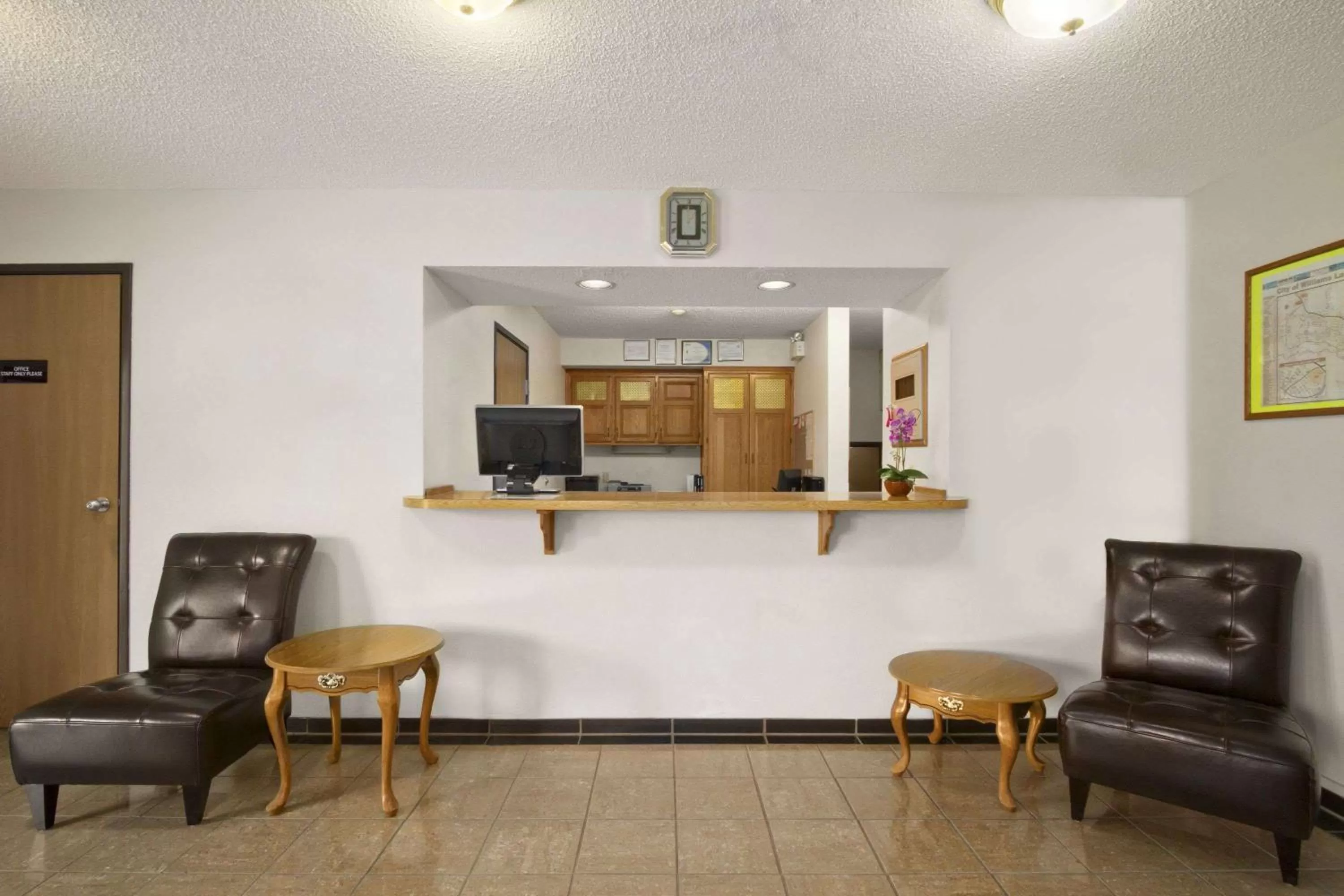 Lobby or reception in Super 8 by Wyndham Williams Lake BC