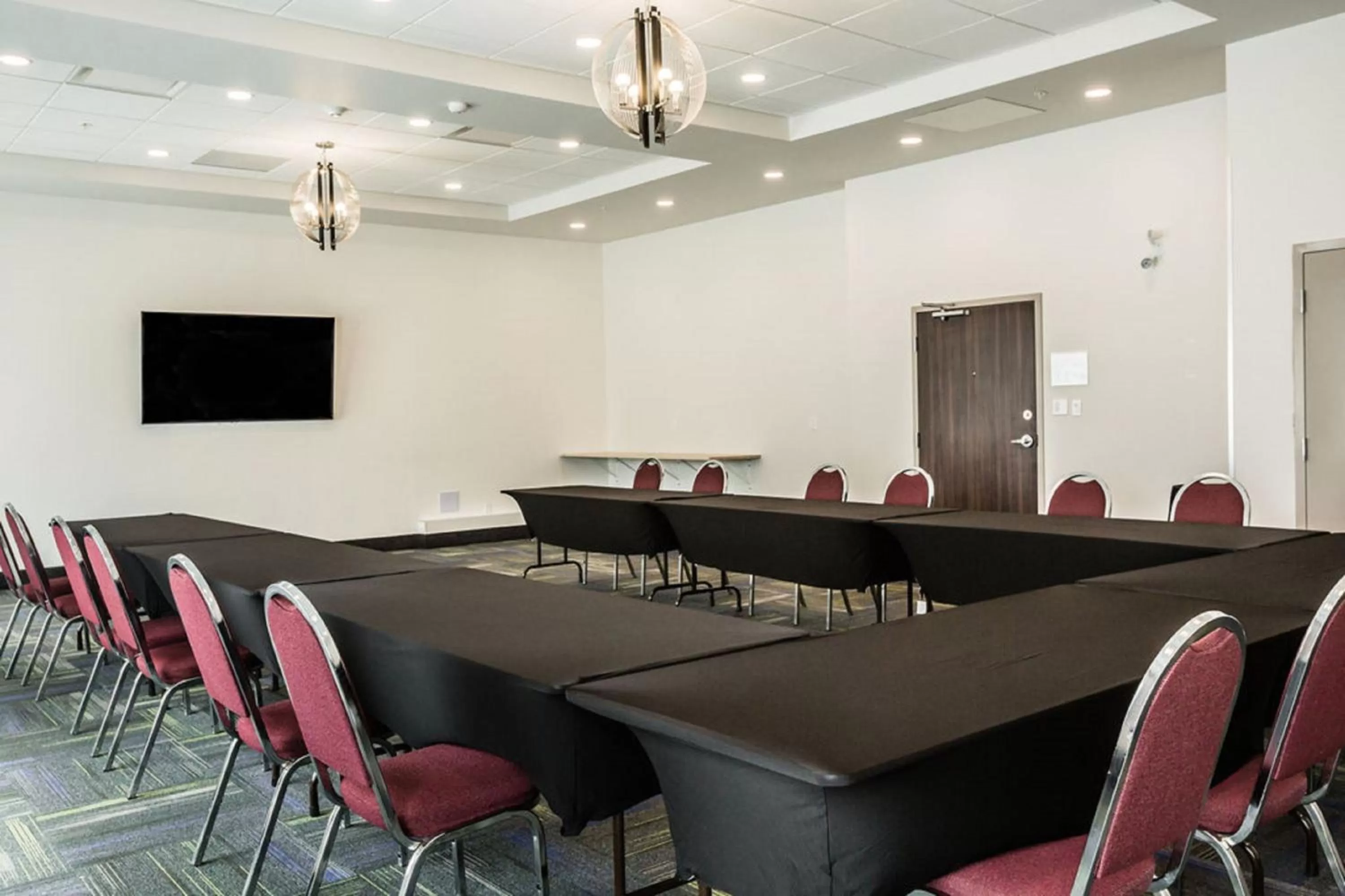 Meeting/conference room in Holiday Inn Express & Suites Edmonton N - St Albert by IHG