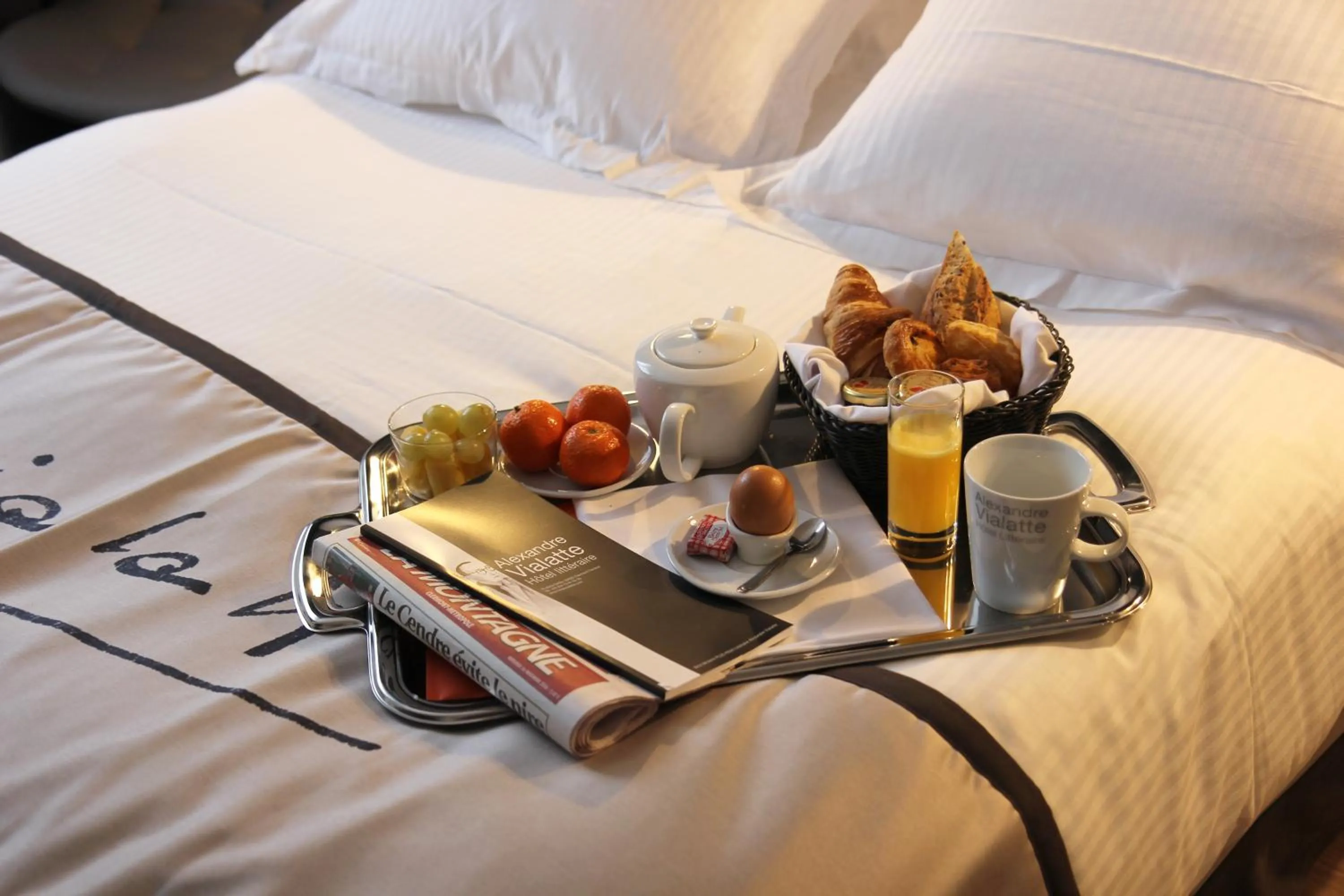 Photo of the whole room, Bed in Hotel Litteraire Alexandre Vialatte, BW Signature Collection