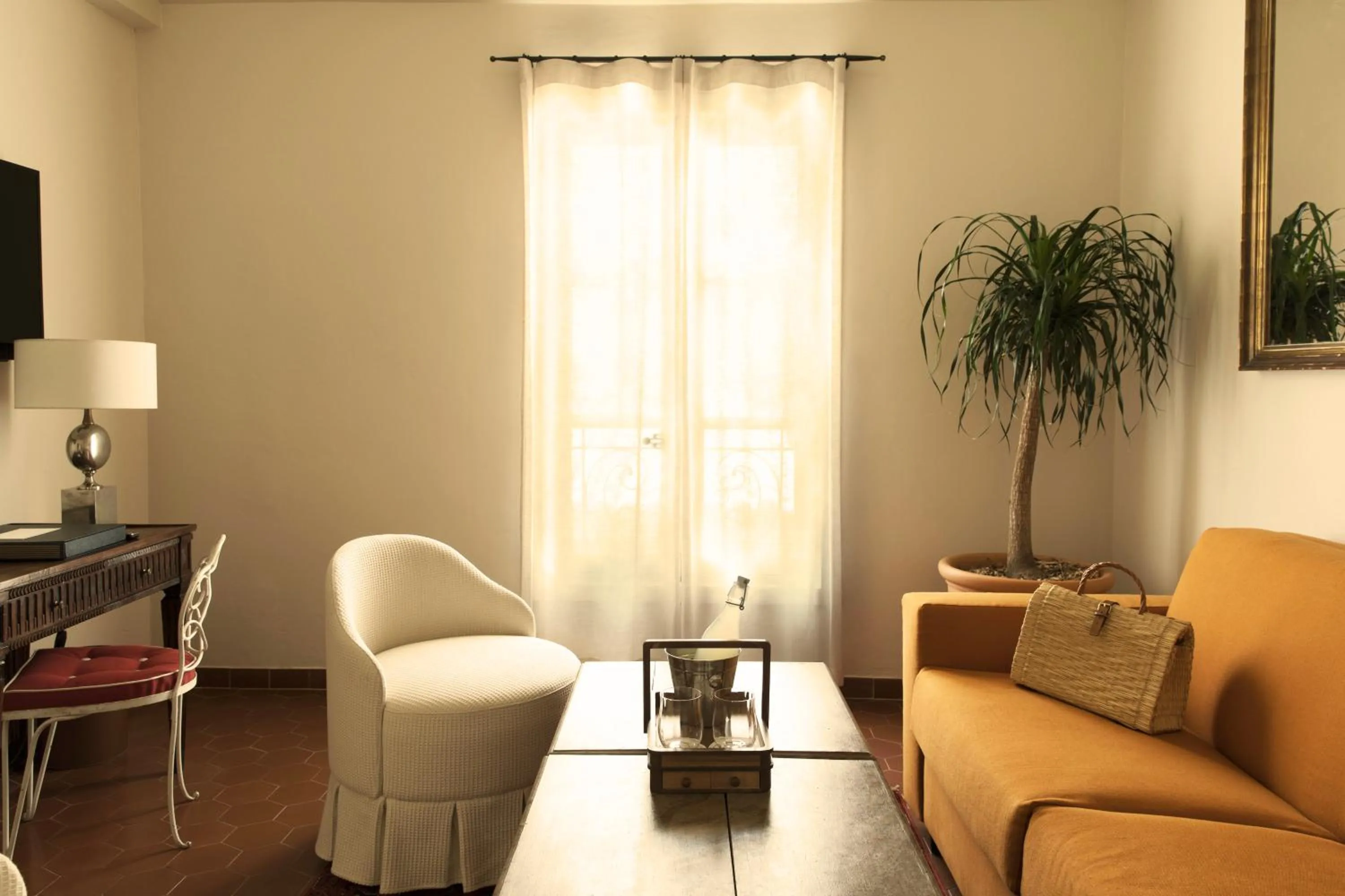 Bedroom in Hotel la Ponche