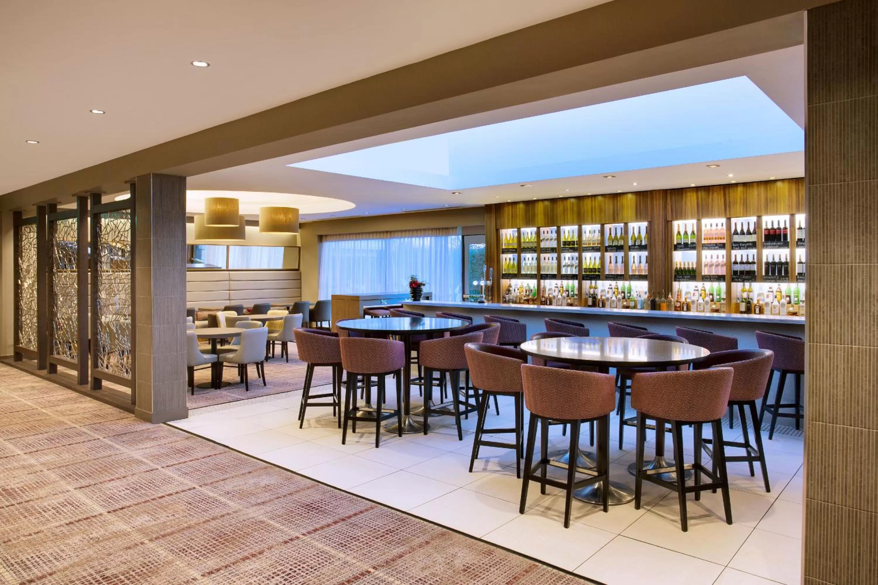Lounge or bar in Leonardo Hotel and Conference Venue Hinckley Island
