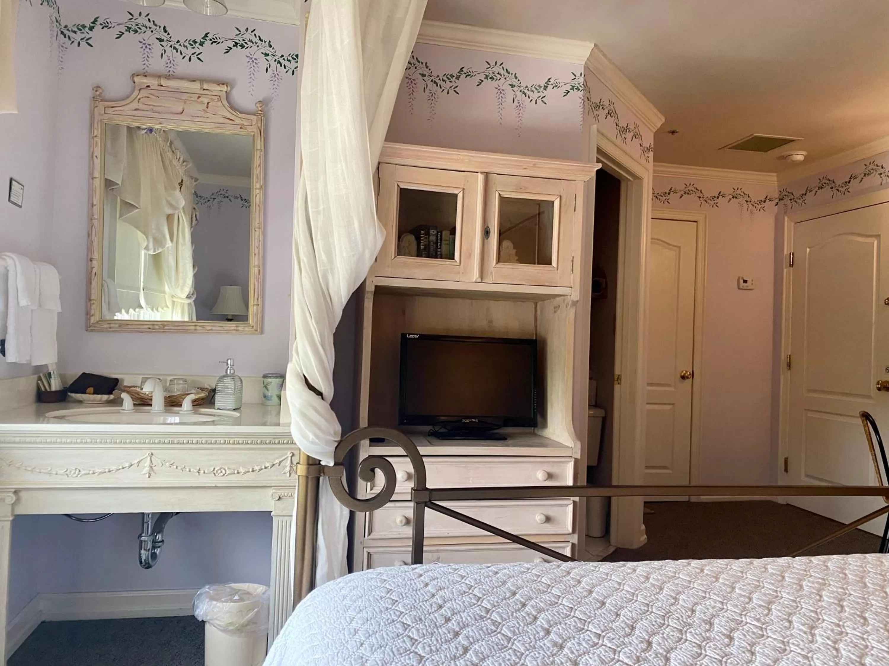 TV and multimedia, TV/Entertainment Center in The Cypress Inn