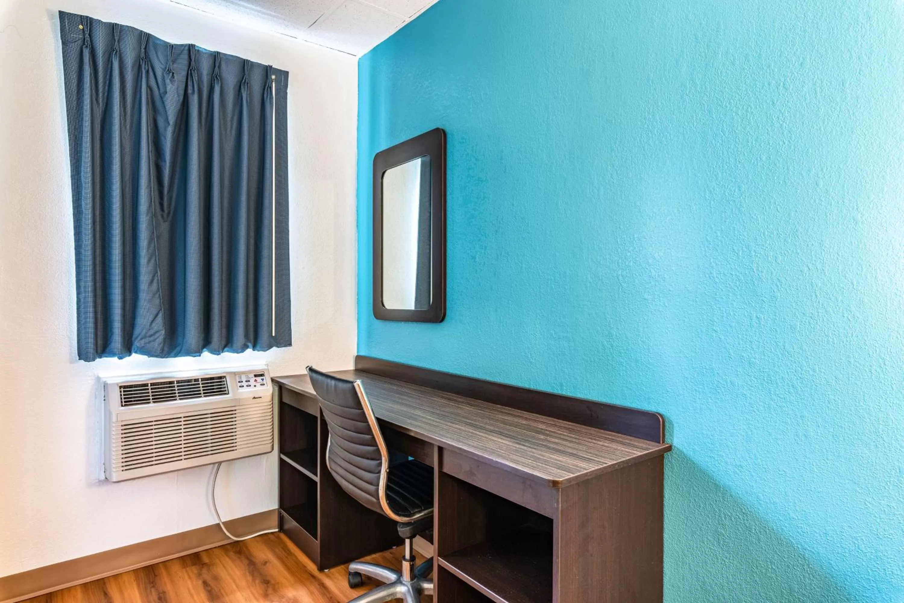 Seating area in Motel 6-Elmsford, NY - White Plains