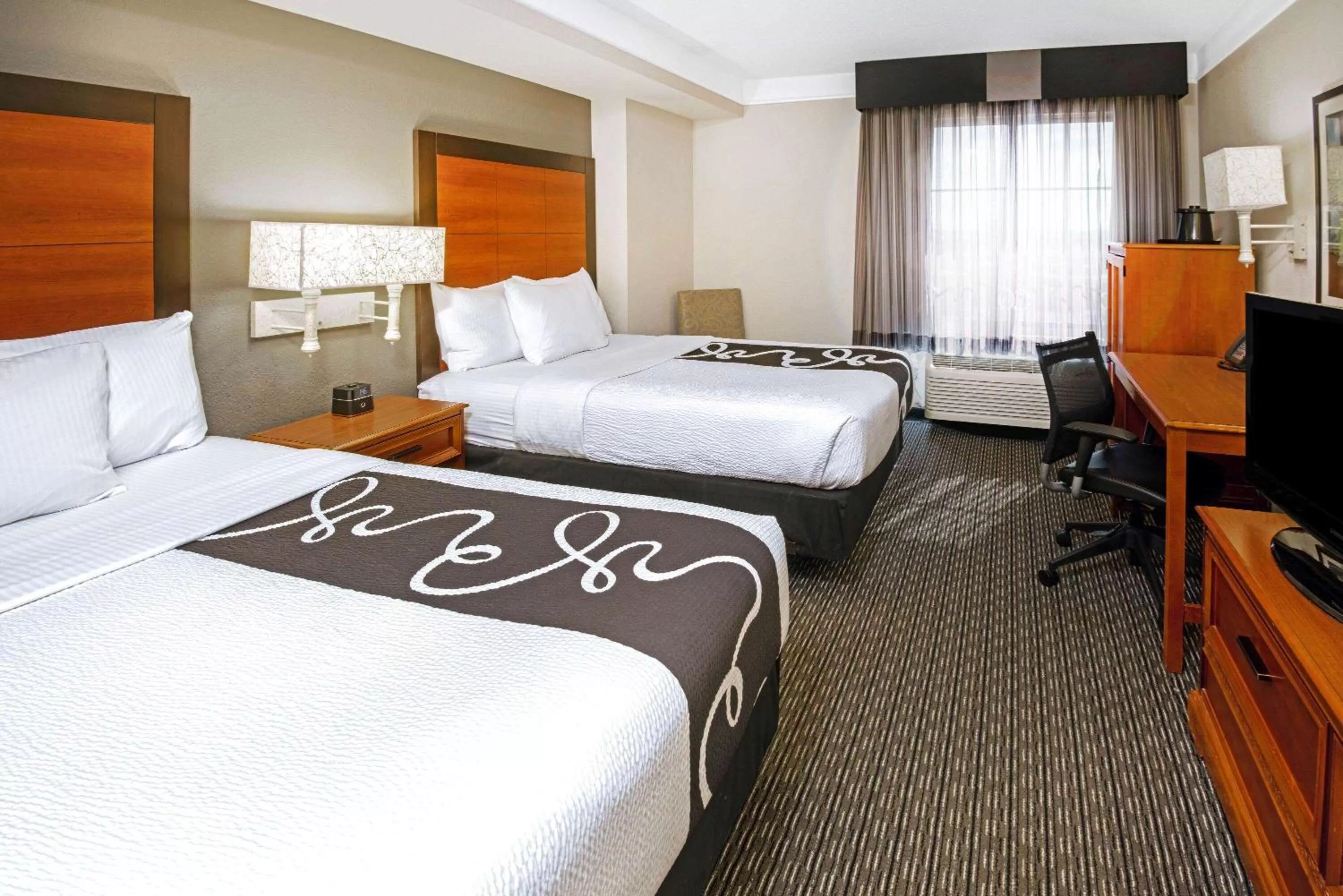 2 Double Beds, Mobility/Hearing Access Room, Bathtub w/ Grab Bars, Non-Smoking in La Quinta by Wyndham San Antonio Airport