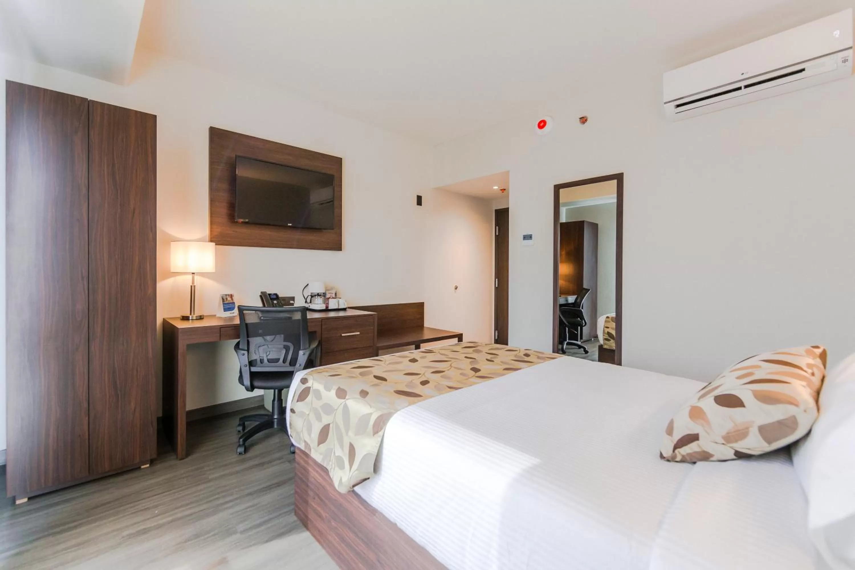 Photo of the whole room, Bed in Sleep Inn Guadalajara Galerias