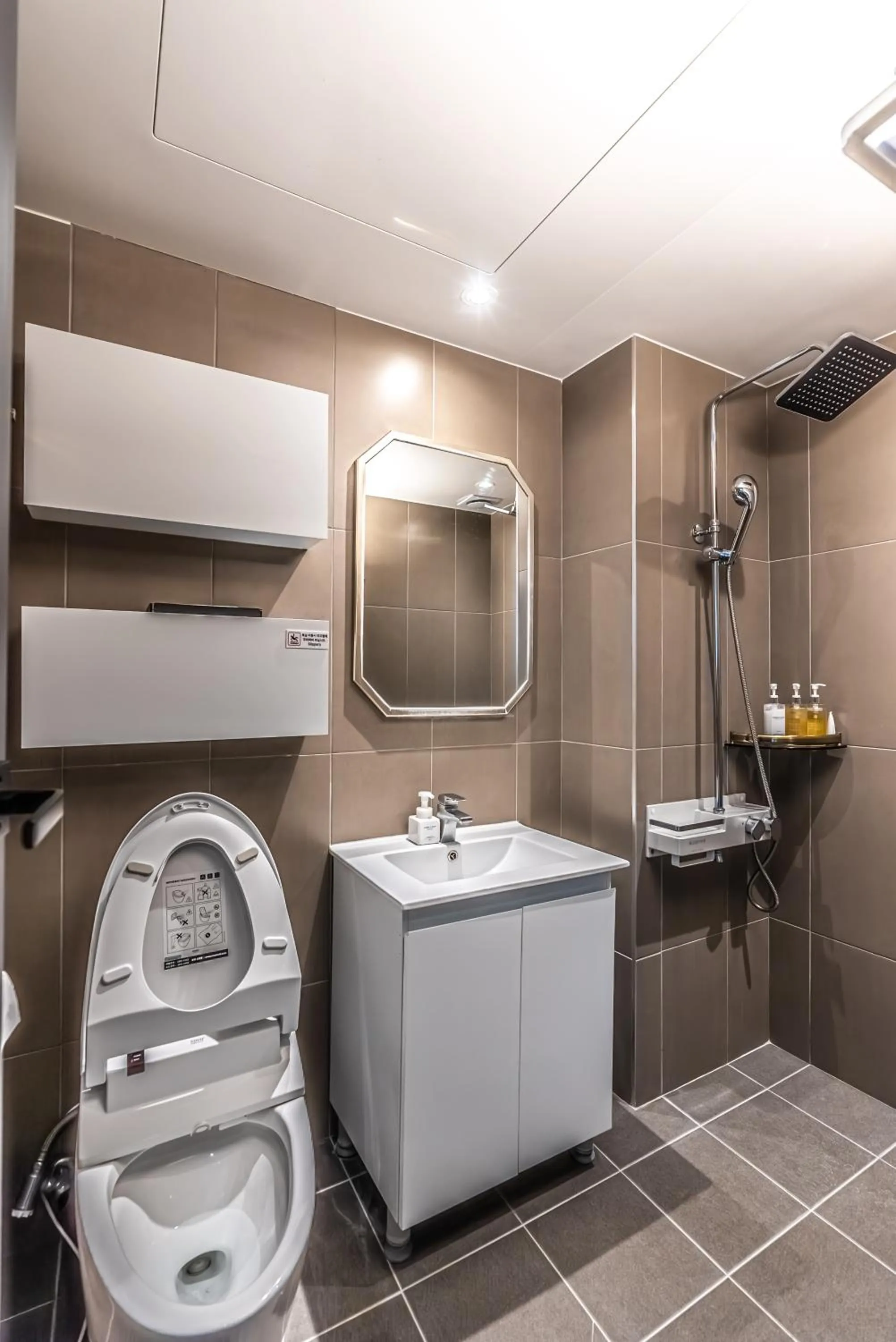 Shower in Hotel The Grang Jungmun