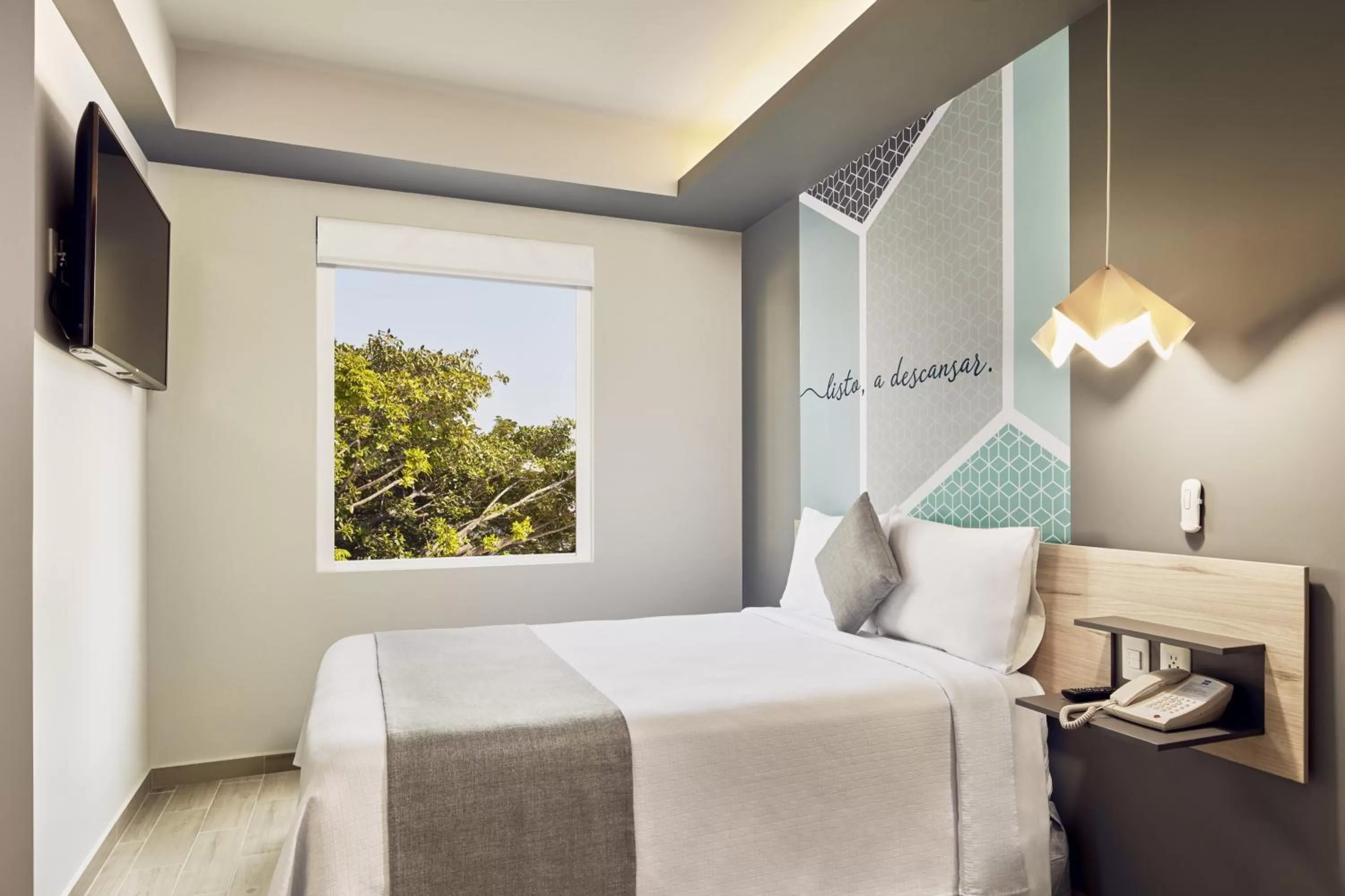 Standard Queen Room in One Acapulco Diamante