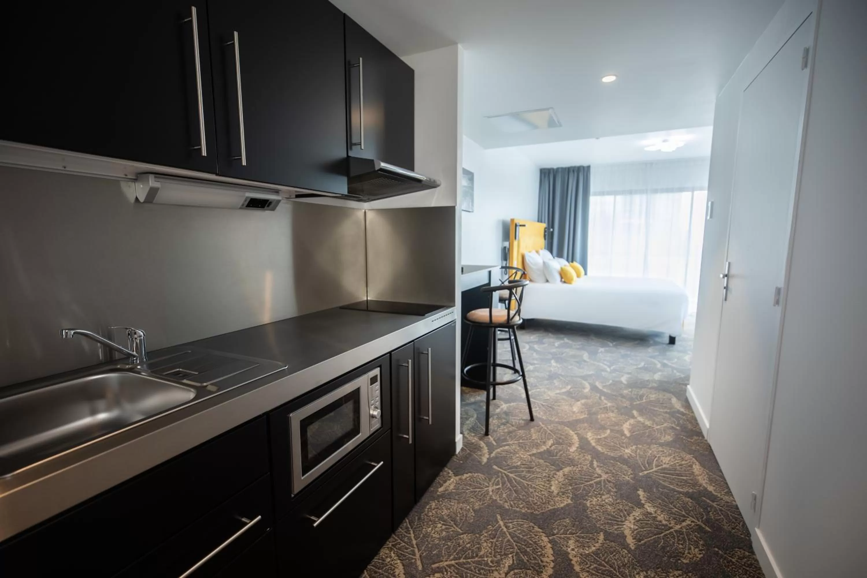 Kitchen or kitchenette in Le Barracuda & Spa, Centre Port, pieds dans l'eau, vue mer