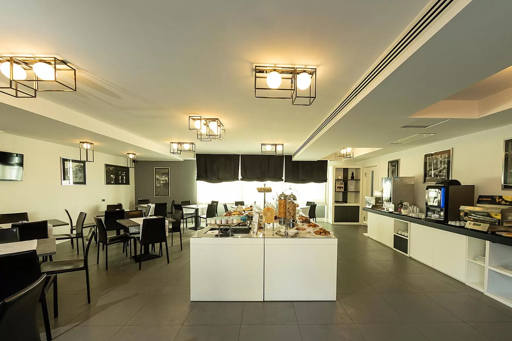 Buffet breakfast in Best Western JFK Hotel