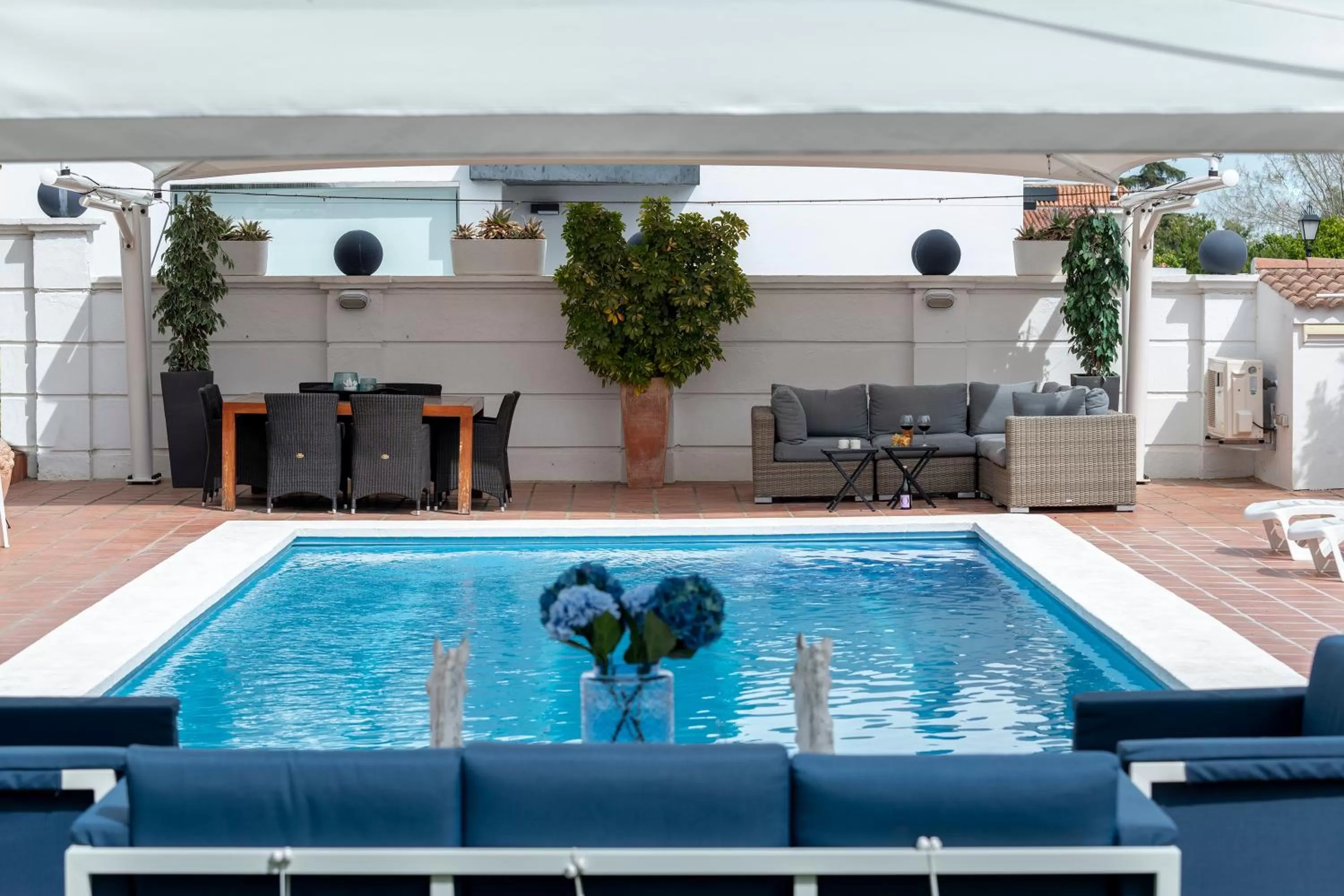 Swimming pool in Hotel B&B Casa Arena Sevilla