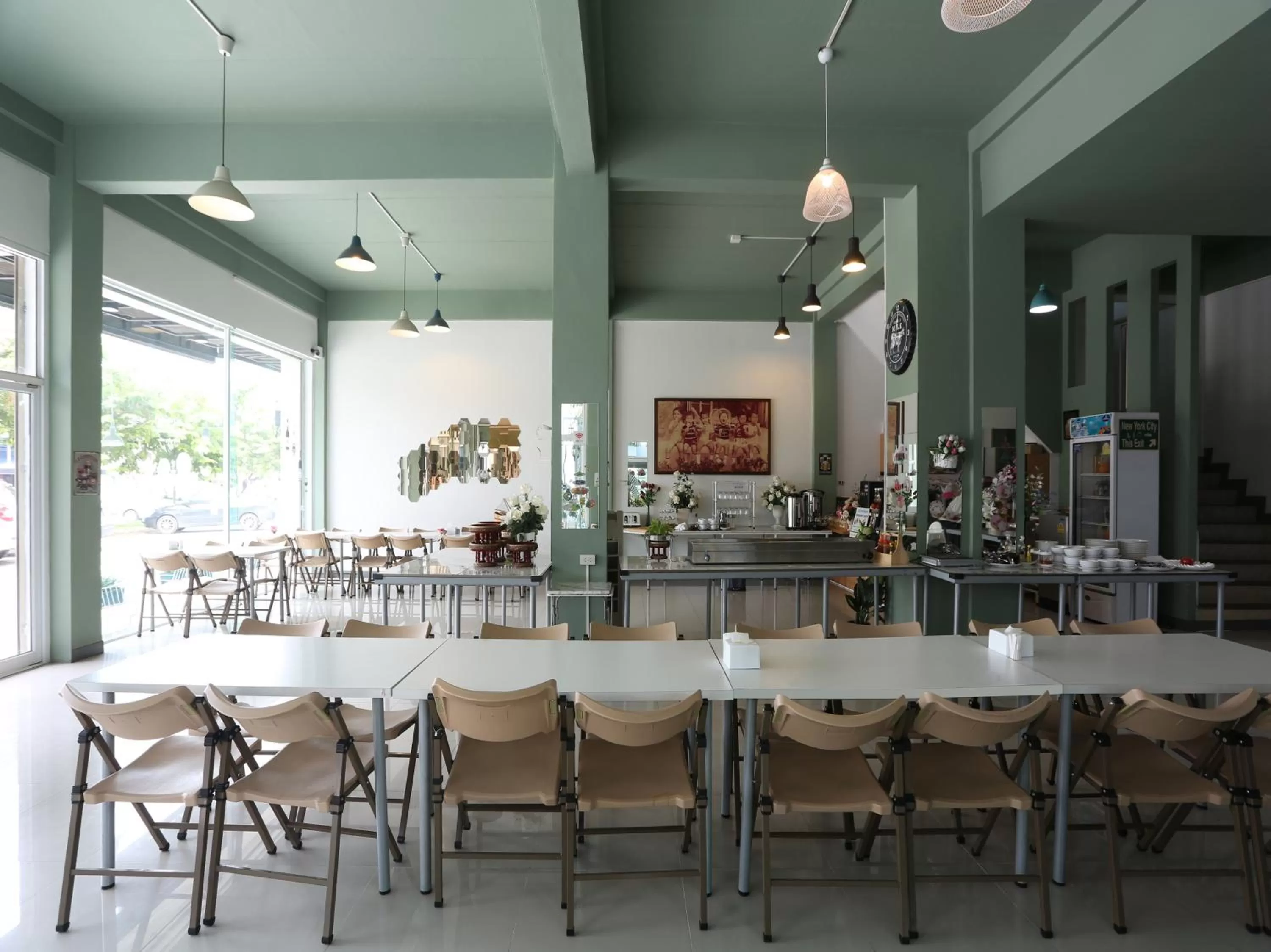 Restaurant/places to eat in The Lilly Hotel