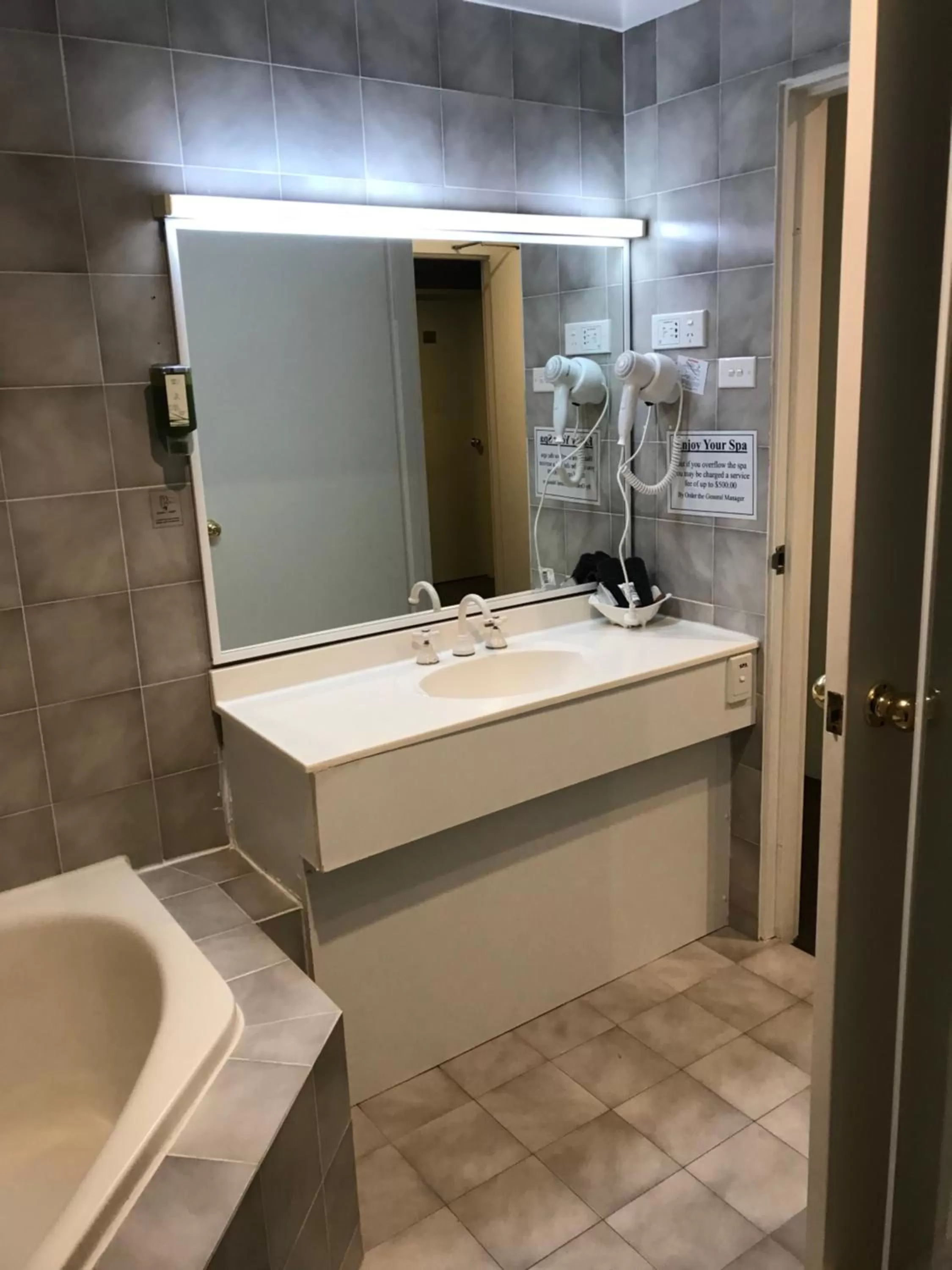 Bathroom in Tea Gardens Motel