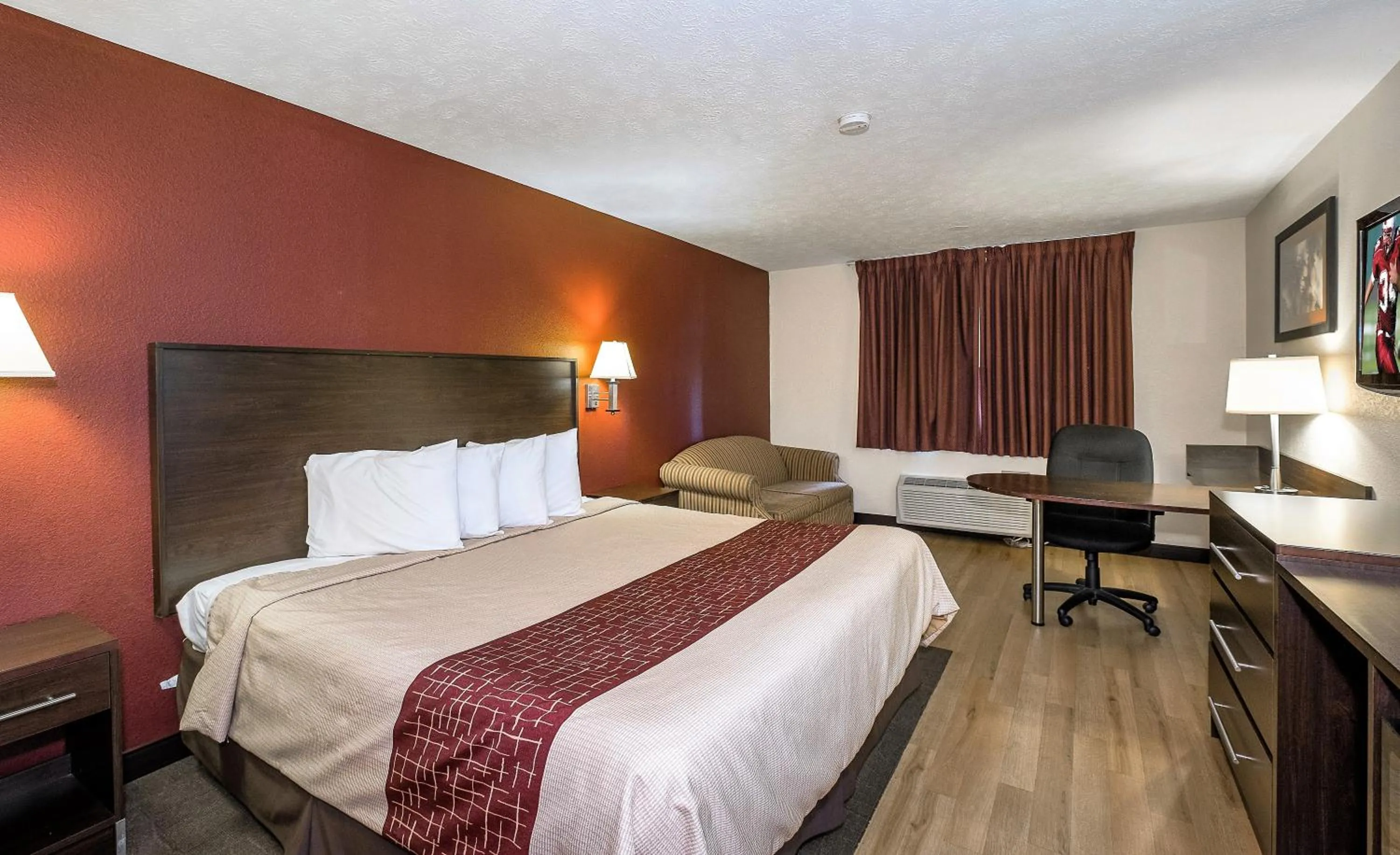 Photo of the whole room, Bed in Red Roof Inn & Suites Hermitage