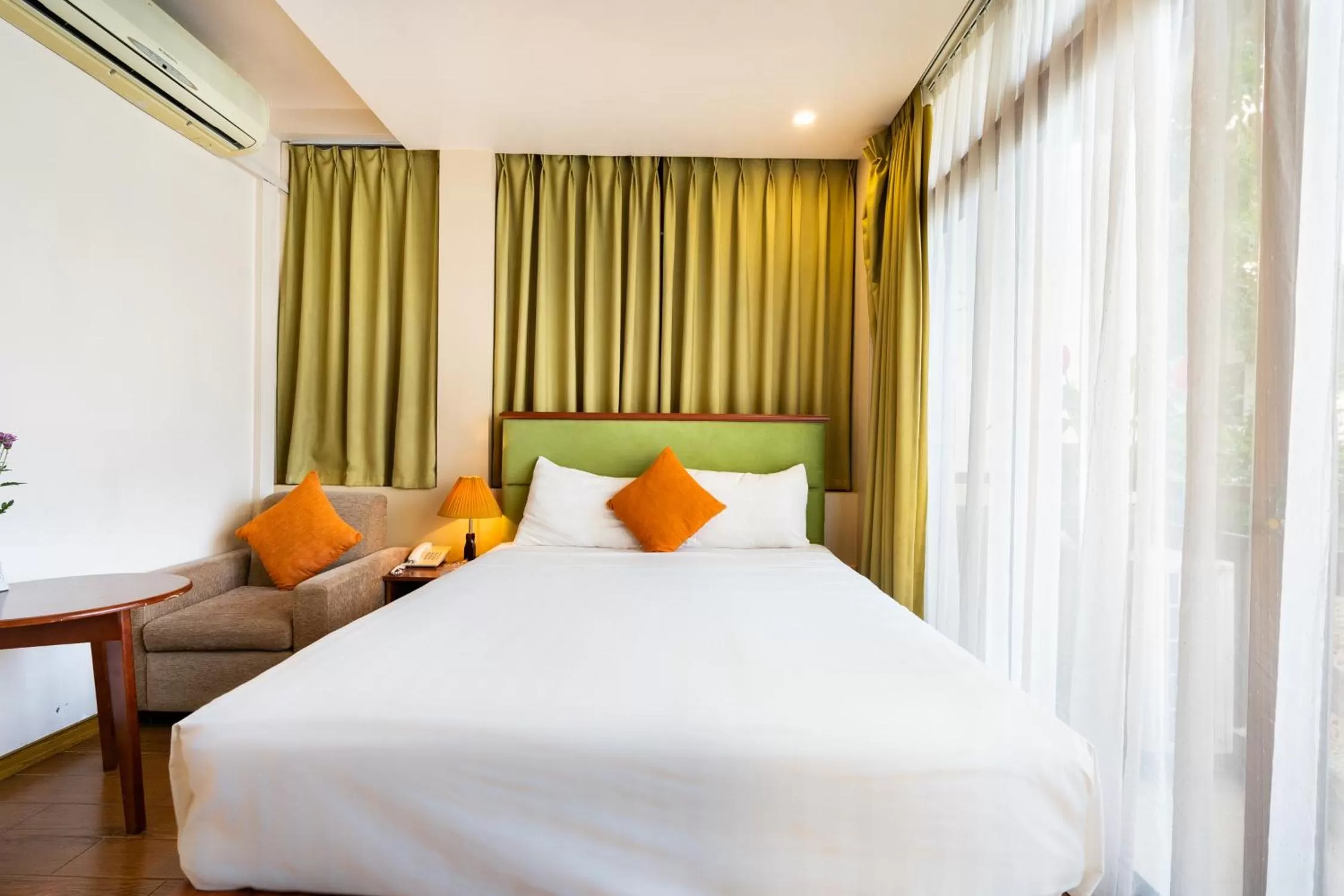 Bed in Artisan Lakeview Hotel