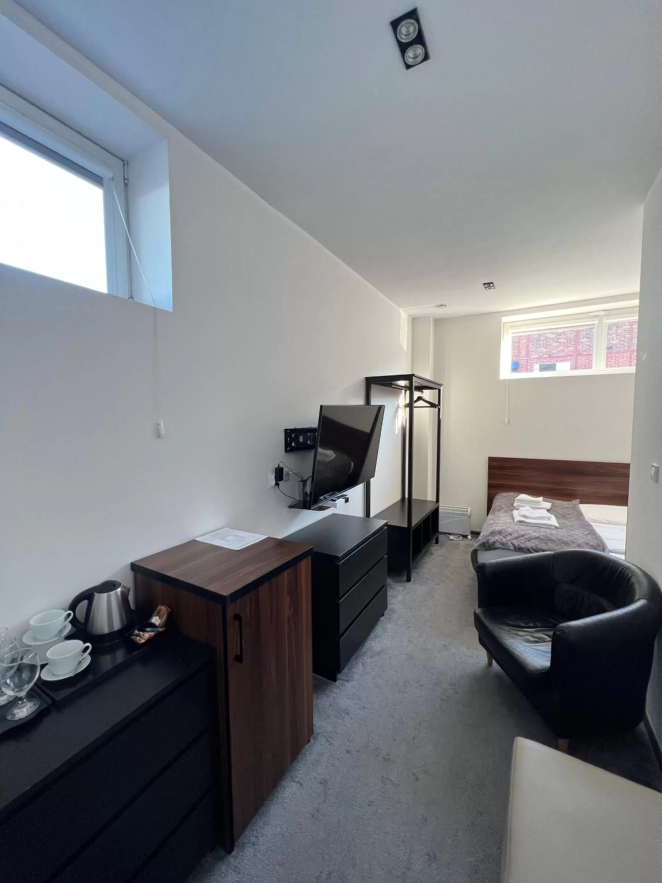 Bed, Seating Area in W Porcie