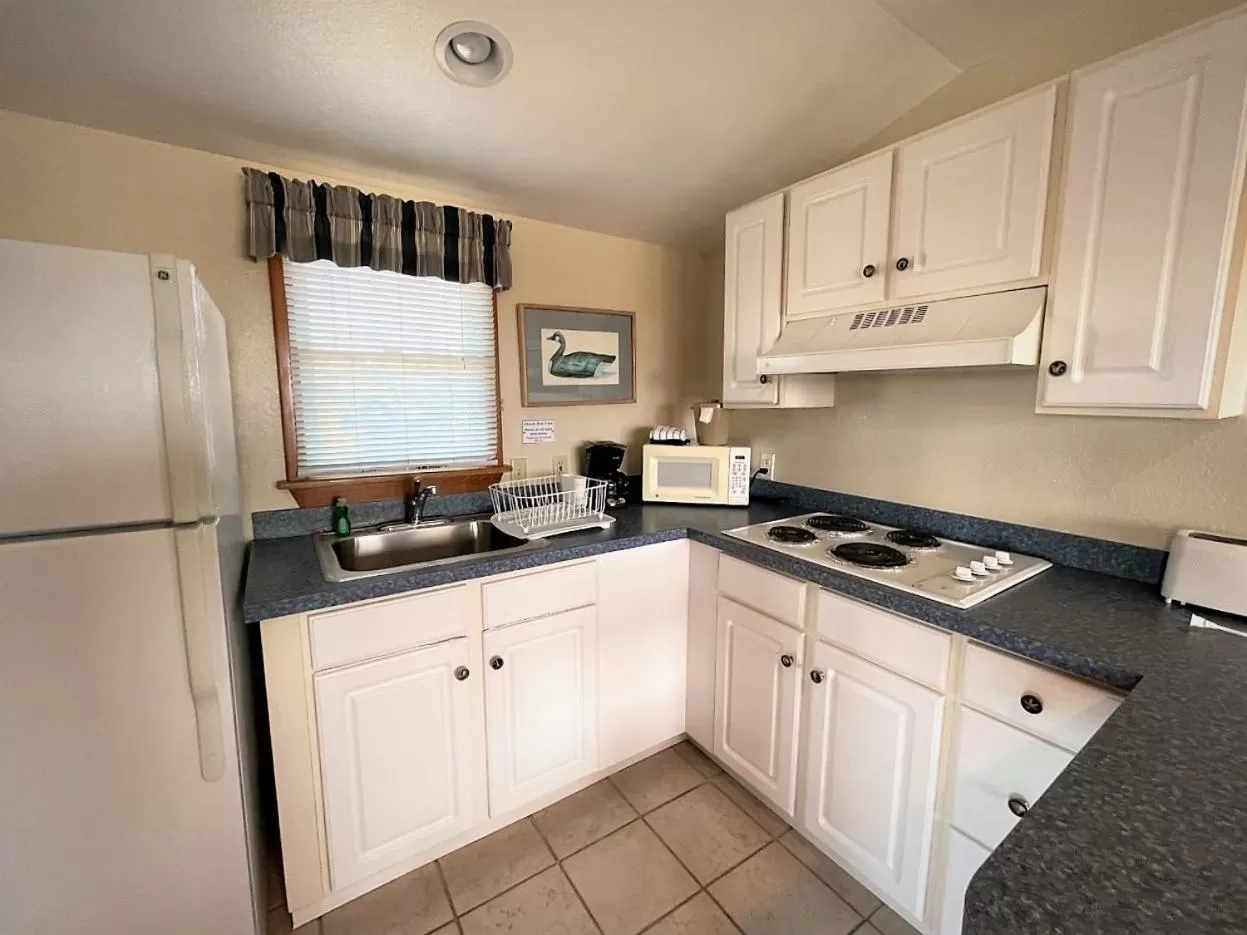 Kitchen or kitchenette in Pony Island Inn