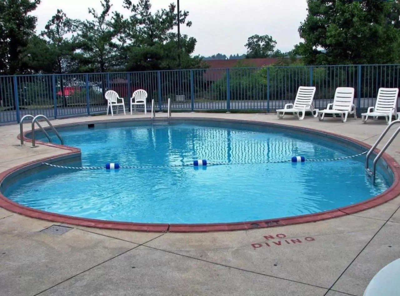 Swimming pool in Rodeway Inn Altoona Orchard Plaza