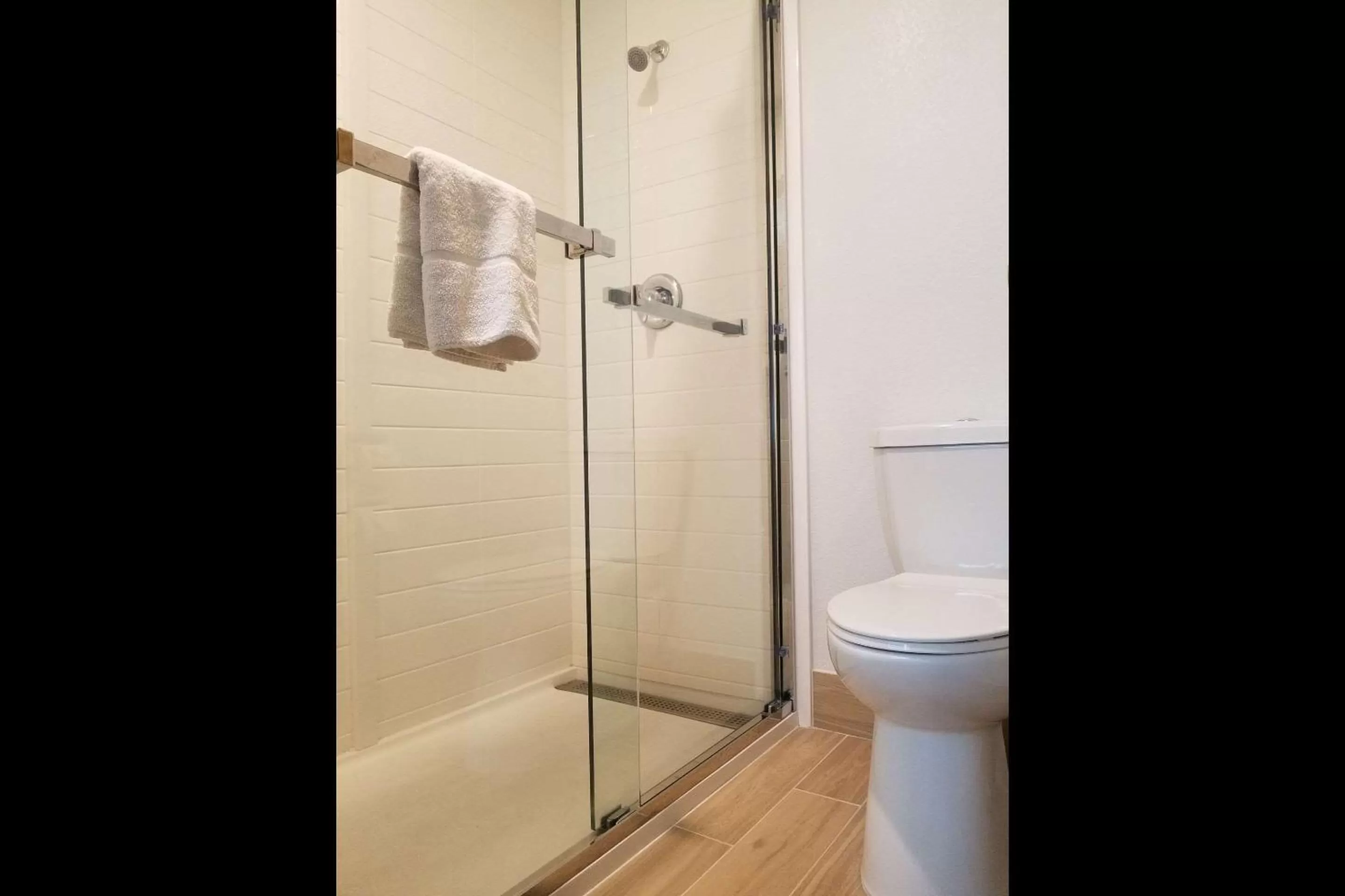 Bathroom in Hotel Thea Tacoma, Ascend Hotel Collection