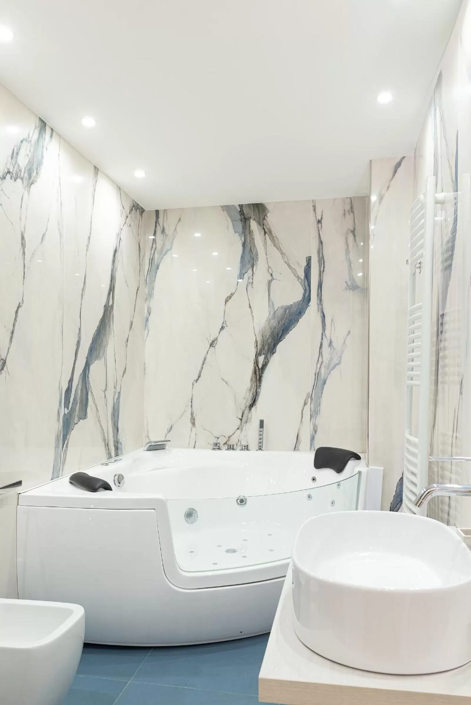 Bathroom in Kalinifta - Jacuzzi & Suites SIT