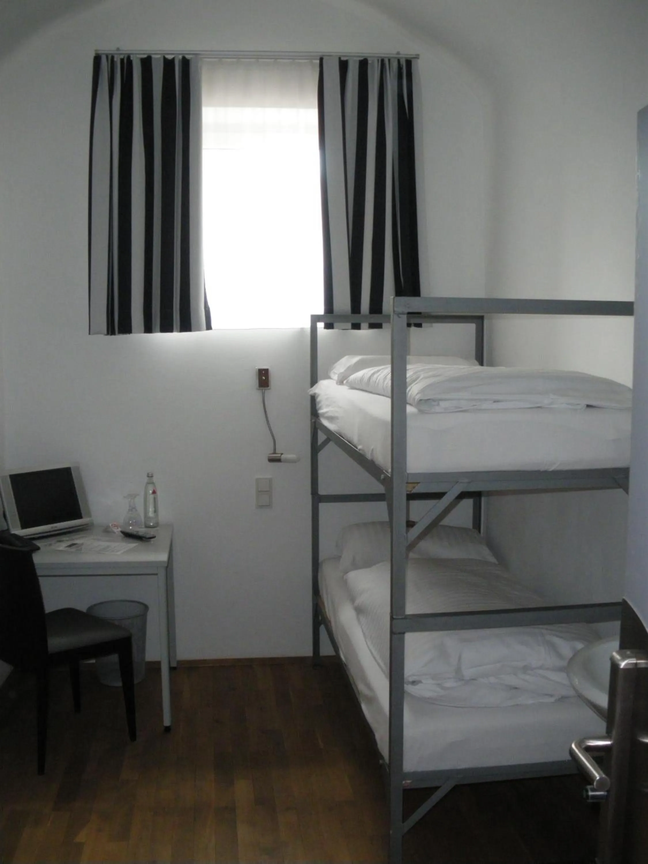 Photo of the whole room, Bed in ALCATRAZ Hotel am Japanischen Garten