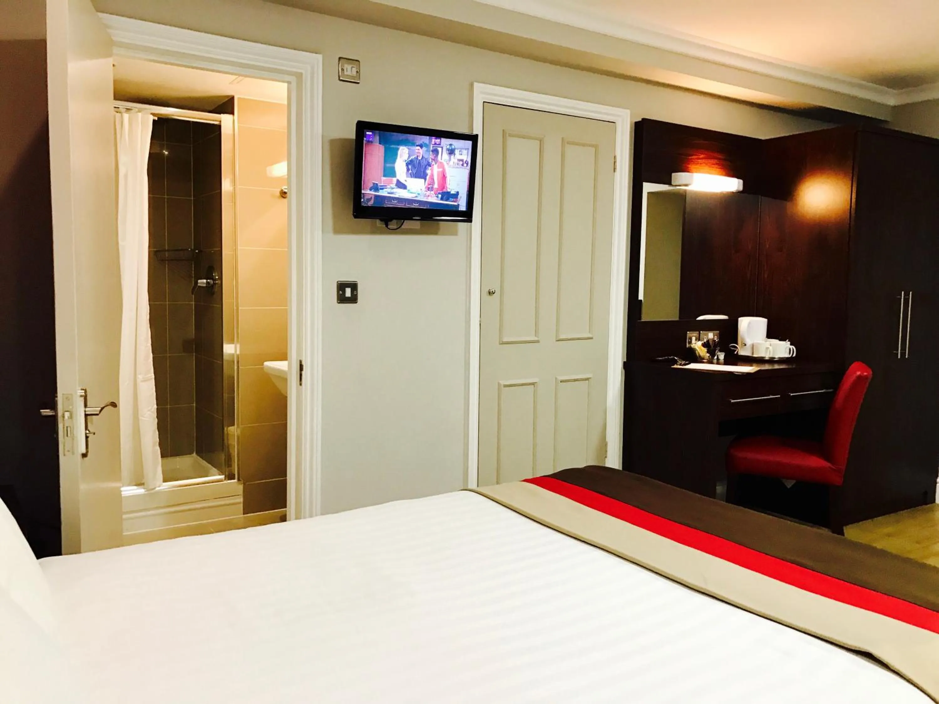 Bedroom, Bed in Royal Cambridge Hotel