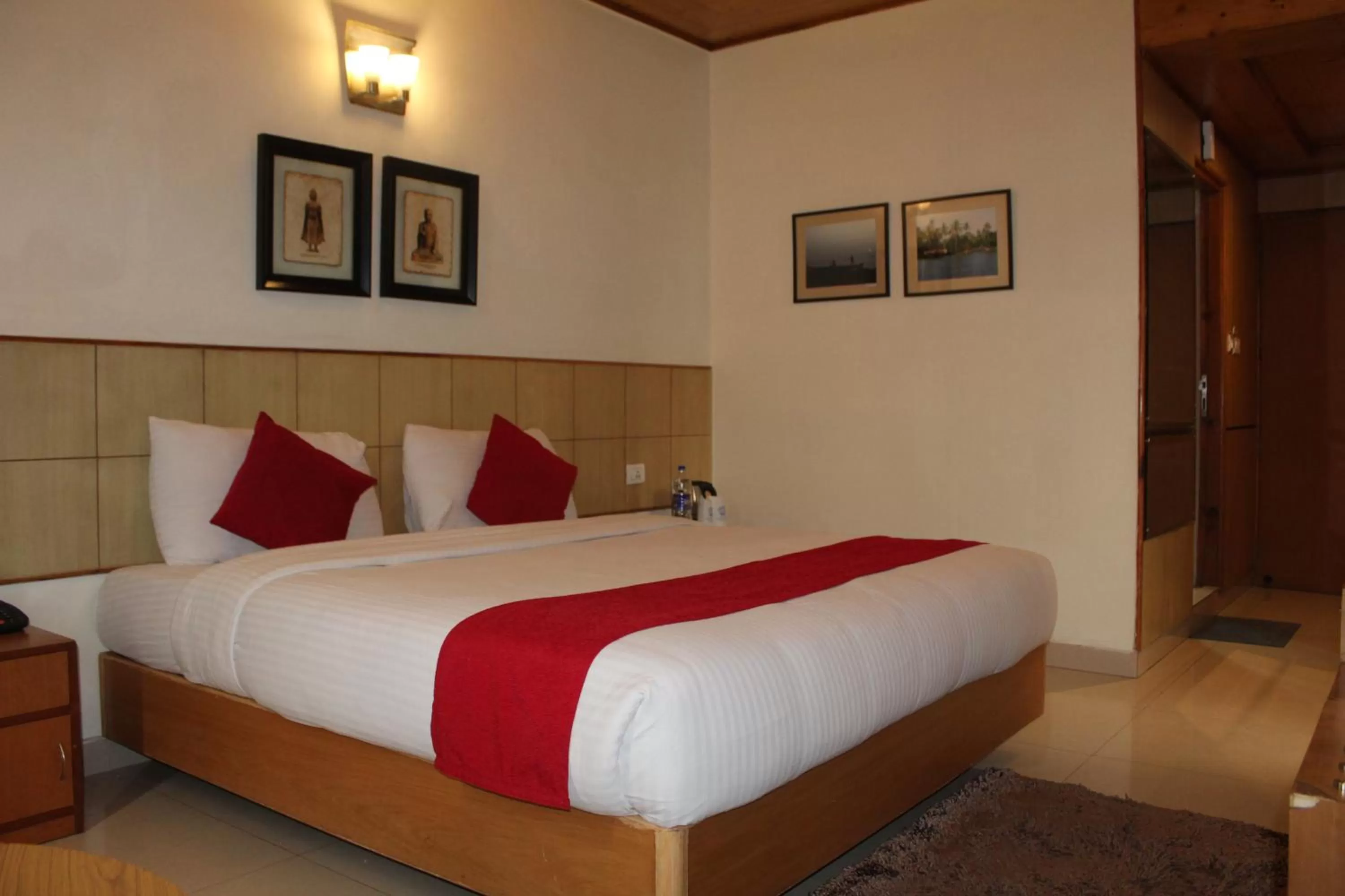 Bed in Hotel Broadways Inn