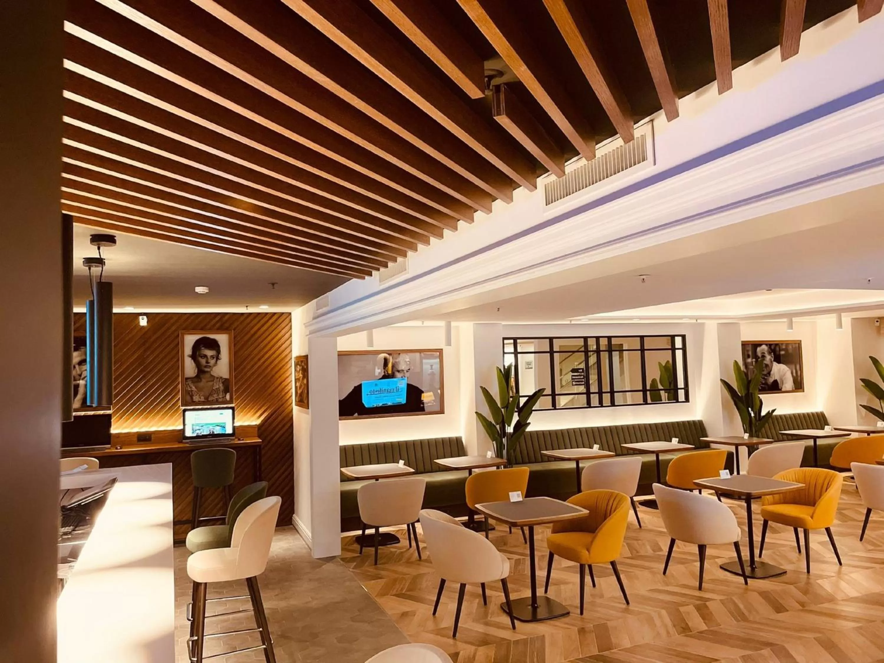 Lounge or bar in Holiday Inn Naples by IHG