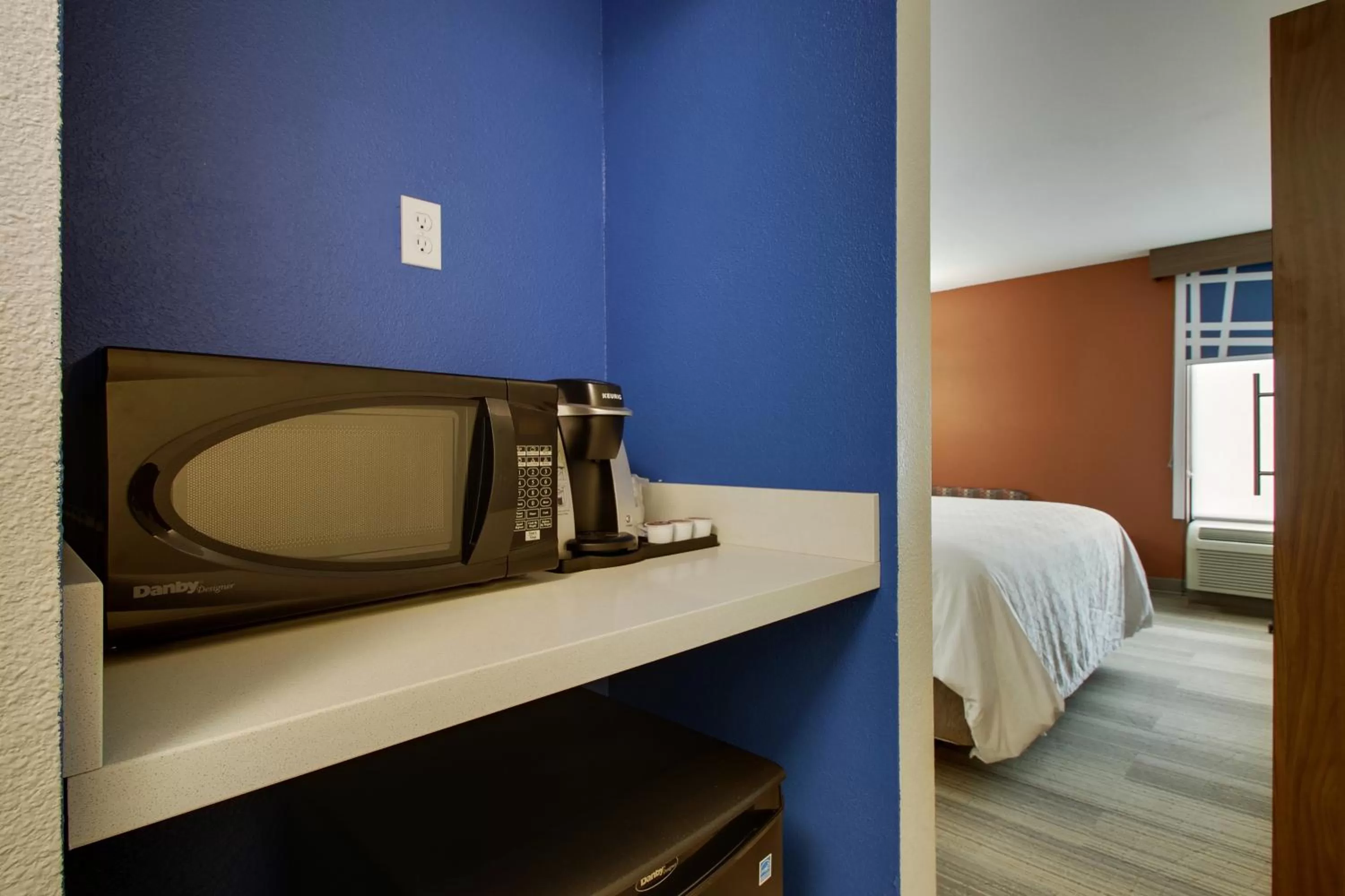 Coffee/tea facilities, Bed in Holiday Inn Express Voorhees/ Mt. Laurel by IHG