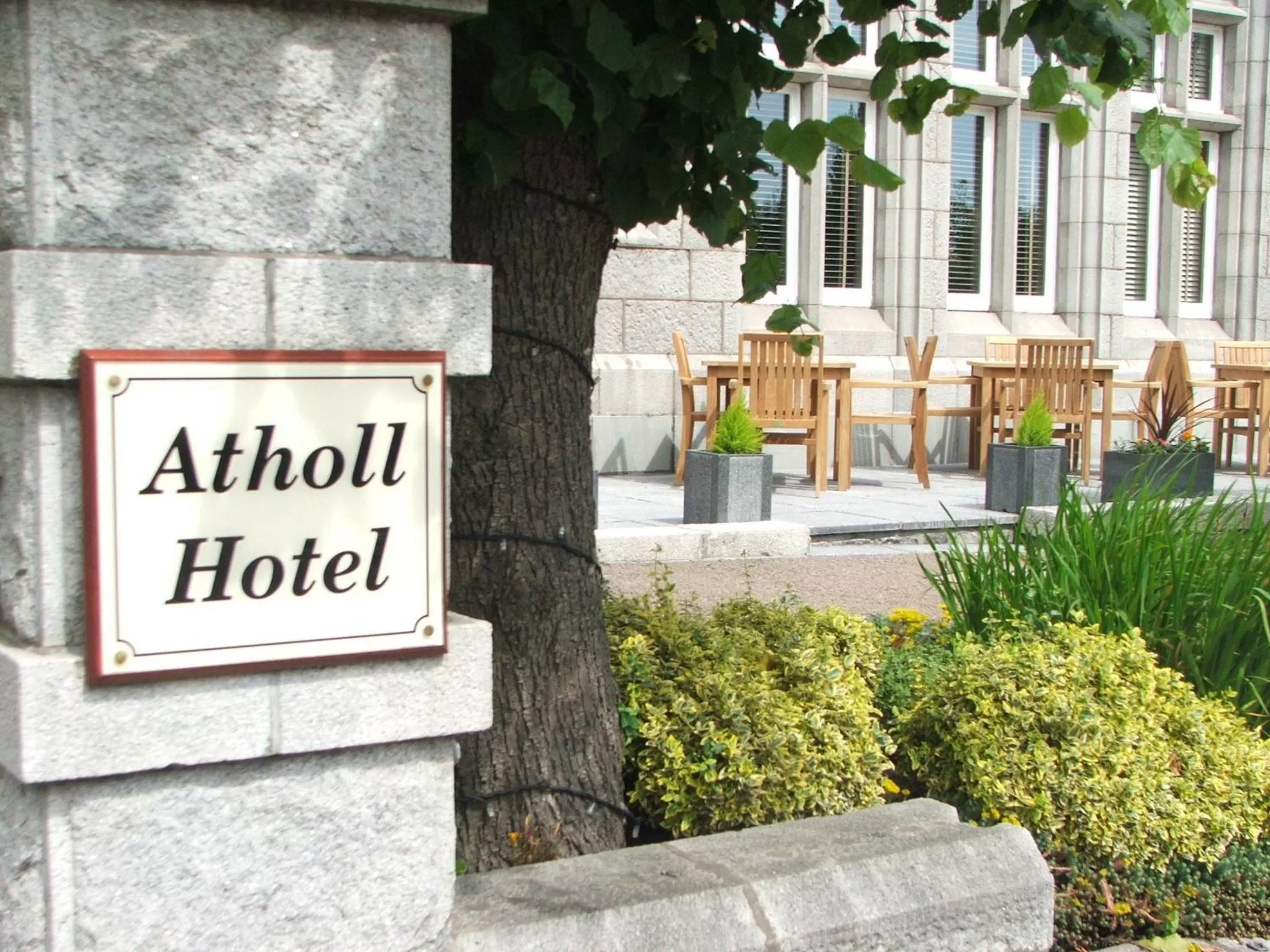 Facade/entrance in Atholl Hotel