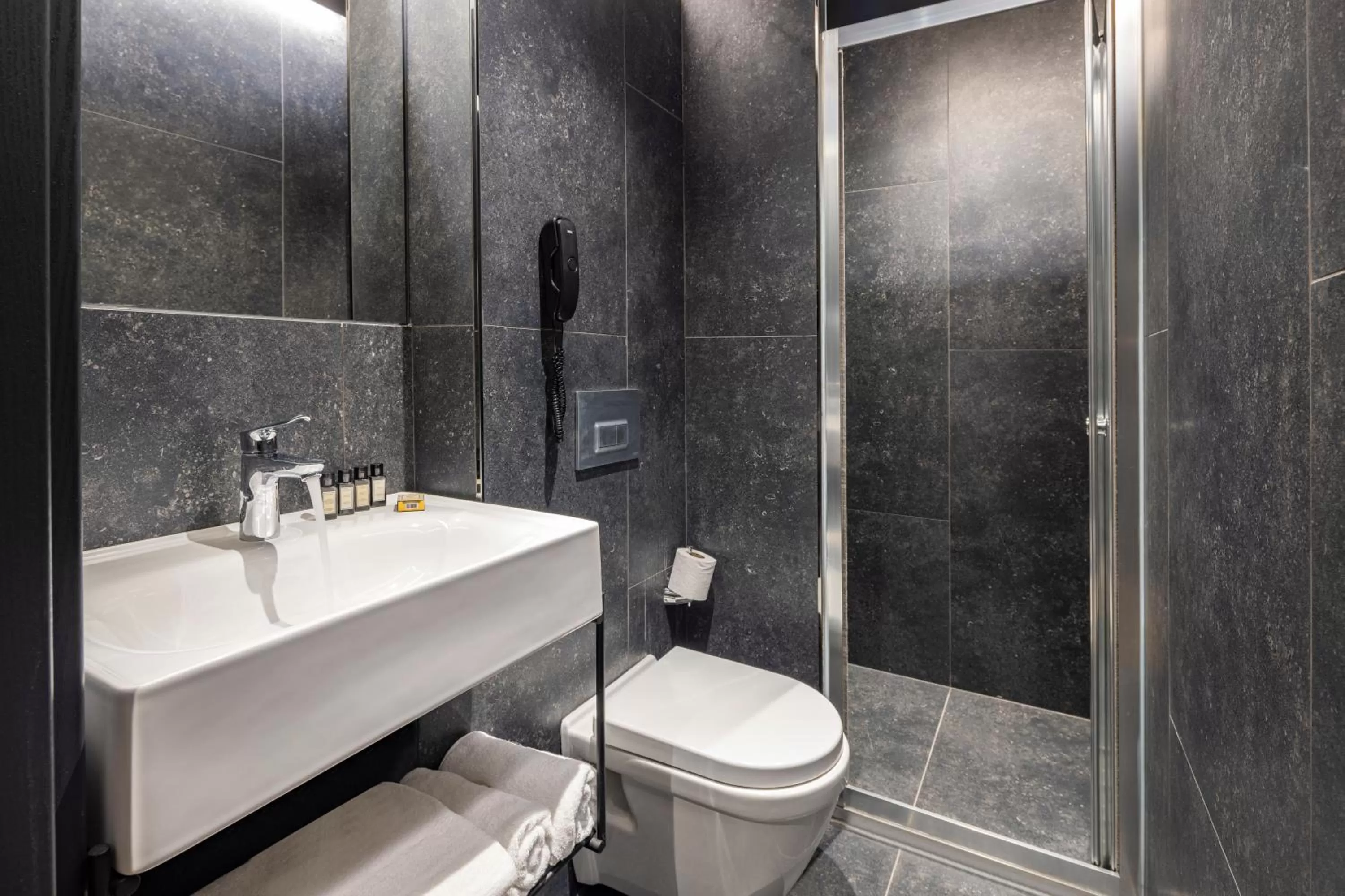 Bathroom in Marius Hotel