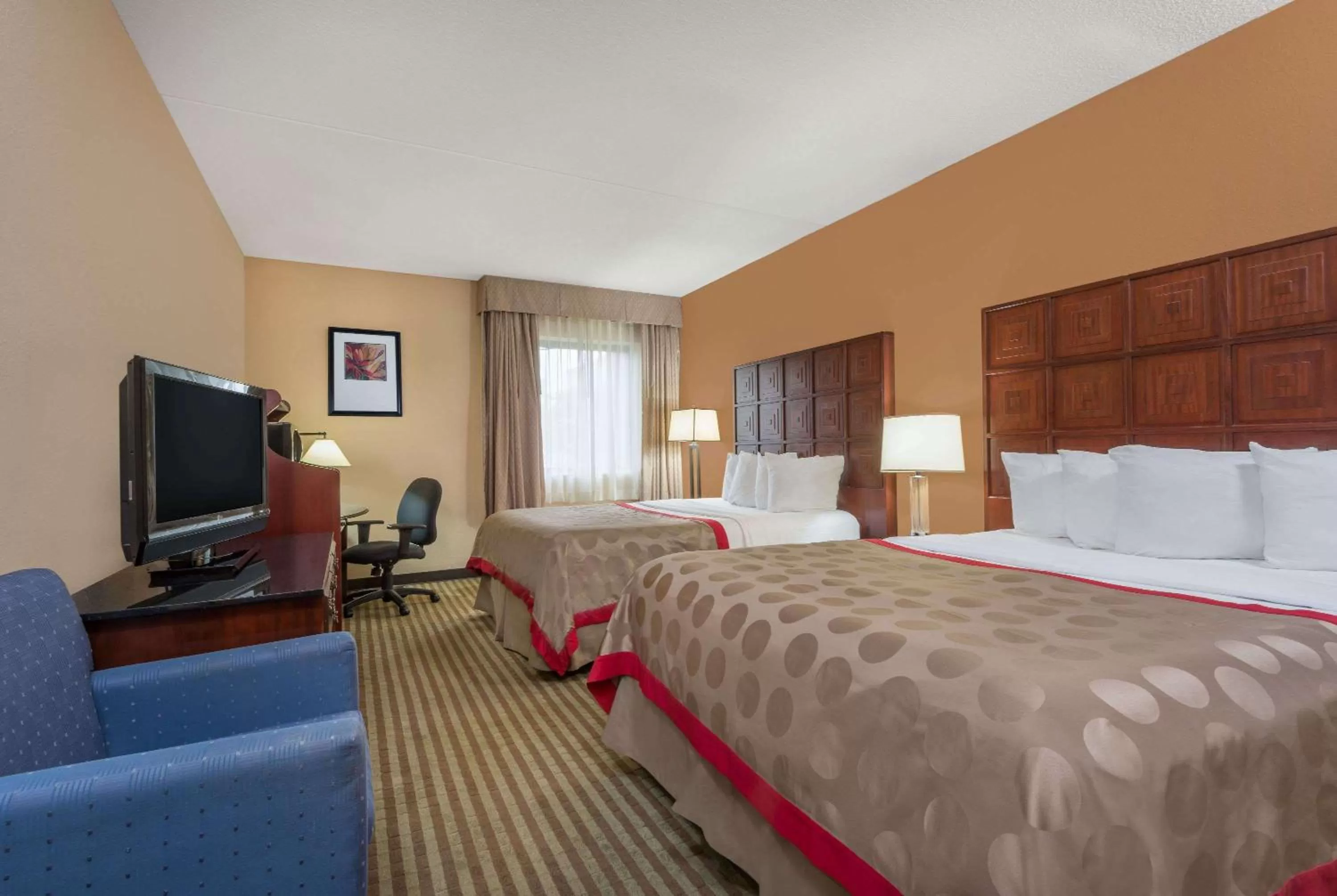 Photo of the whole room, Bed in Ramada by Wyndham Columbus North