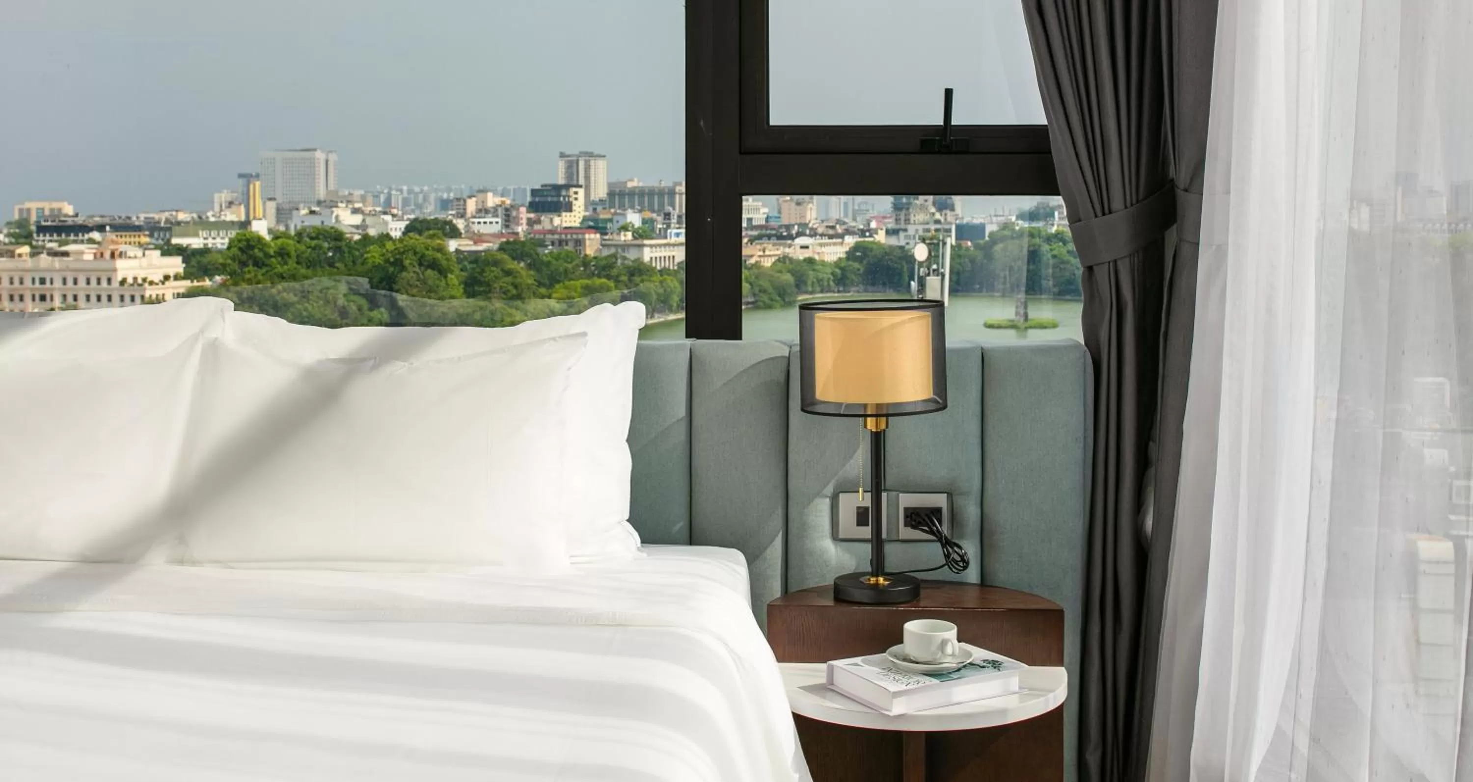 Bed in MAY DE VILLE Lakeside Hotel