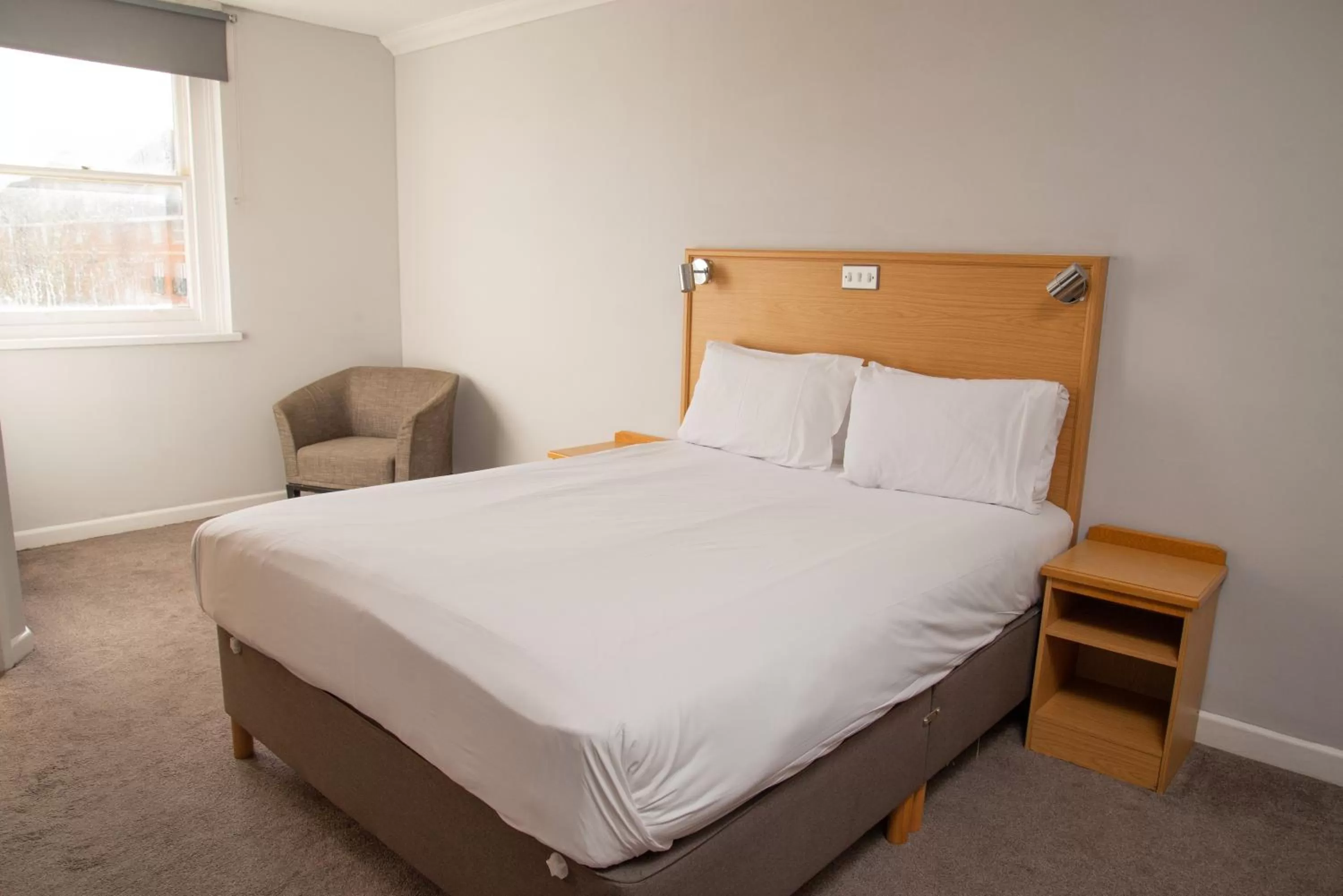 Bedroom, Bed in Royal Hotel, Bar & Grill