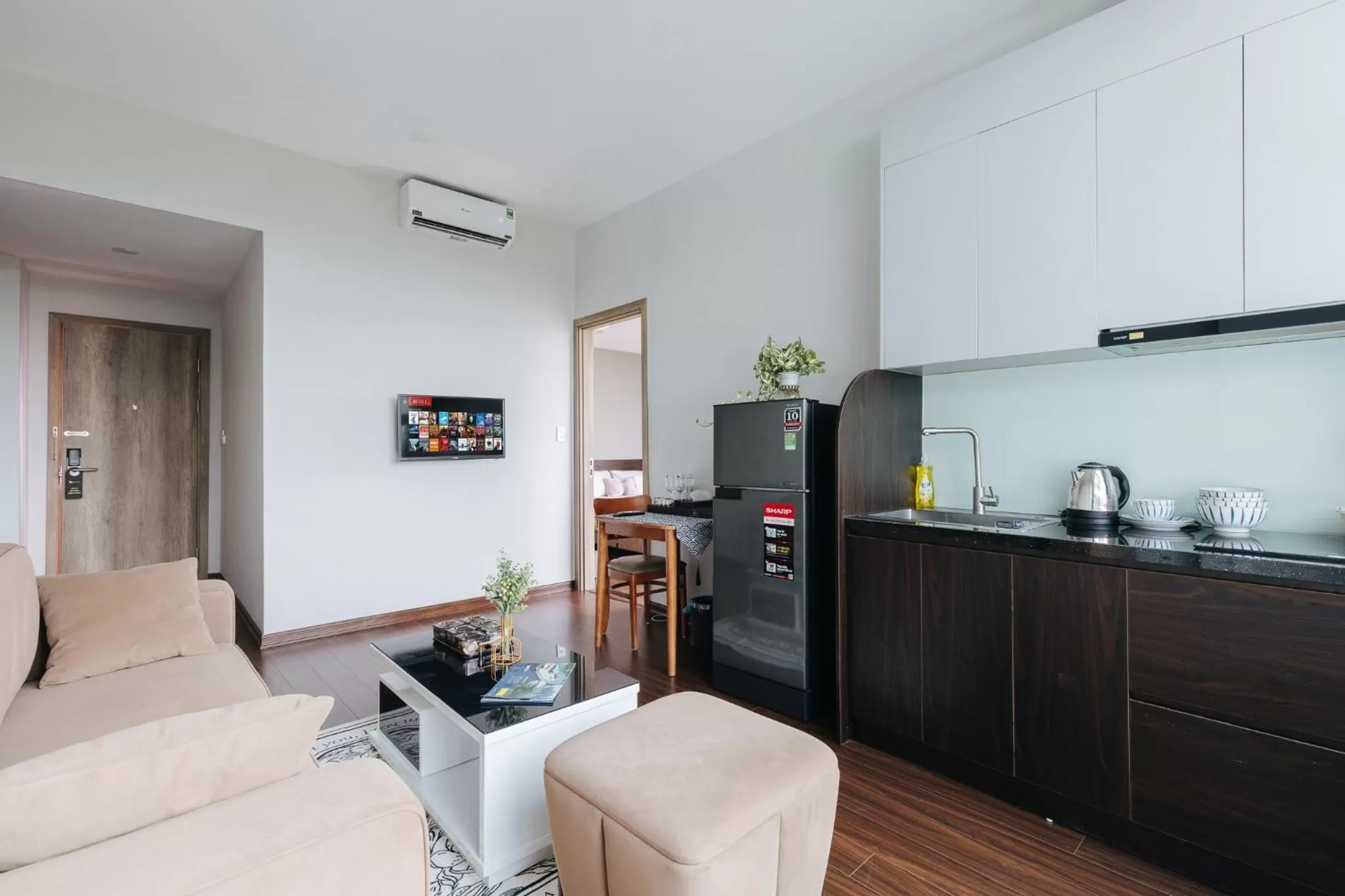 Living room, Kitchen/Kitchenette in Ivy Hotel & Apartment