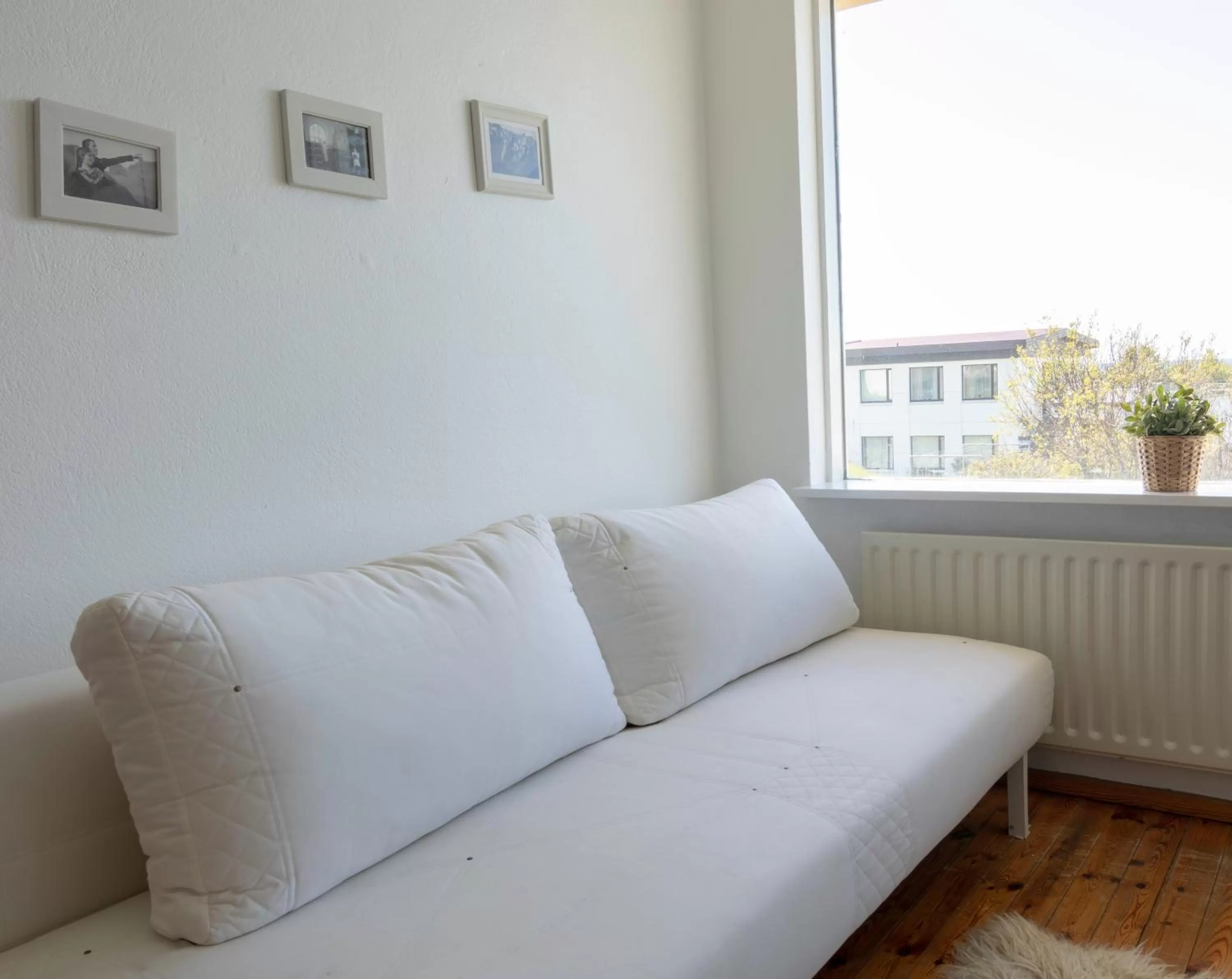 Bed, Seating Area in Blue House B&B