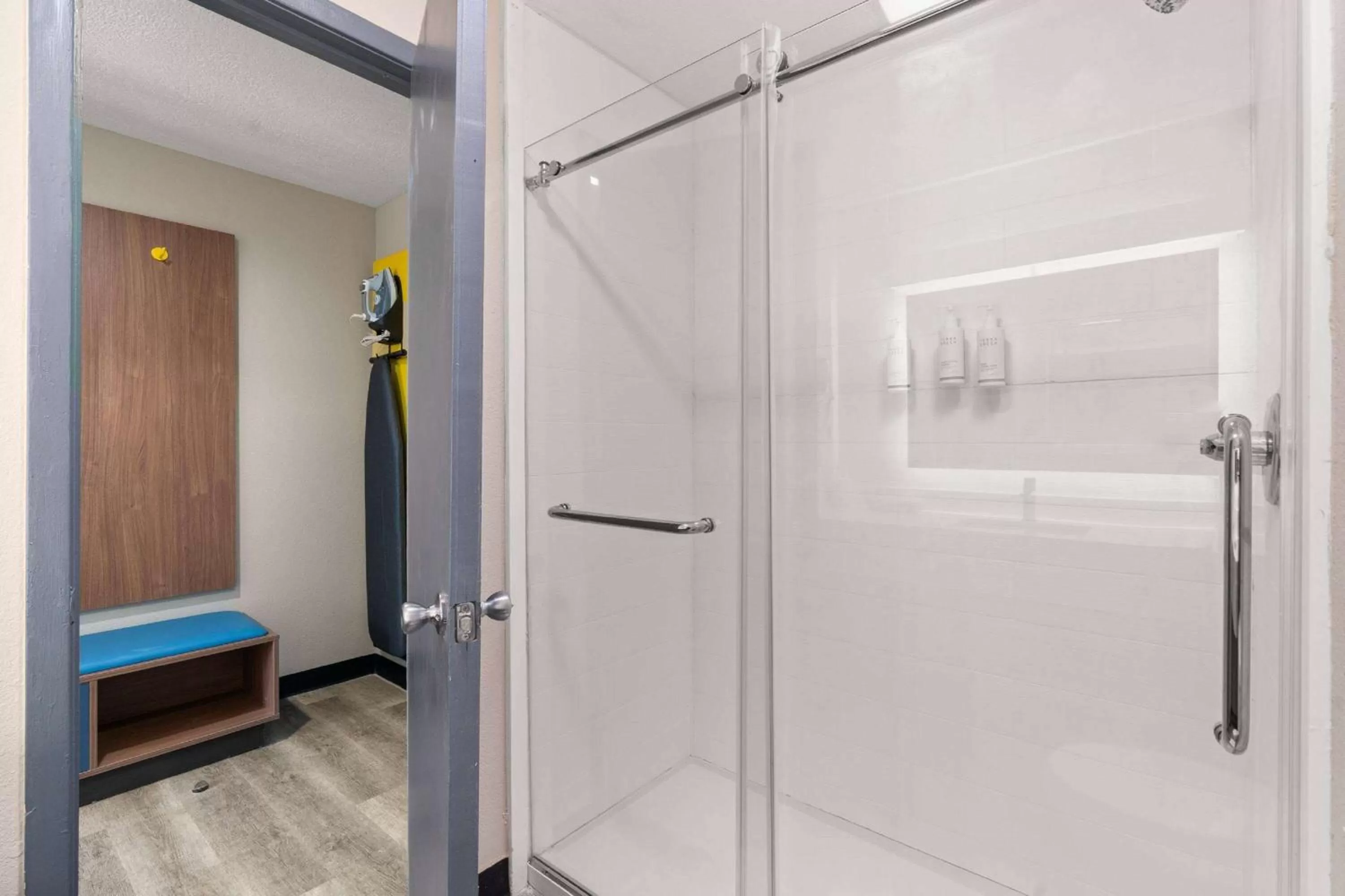 TV and multimedia in Days-Inn by Wyndham Albuquerque I-25