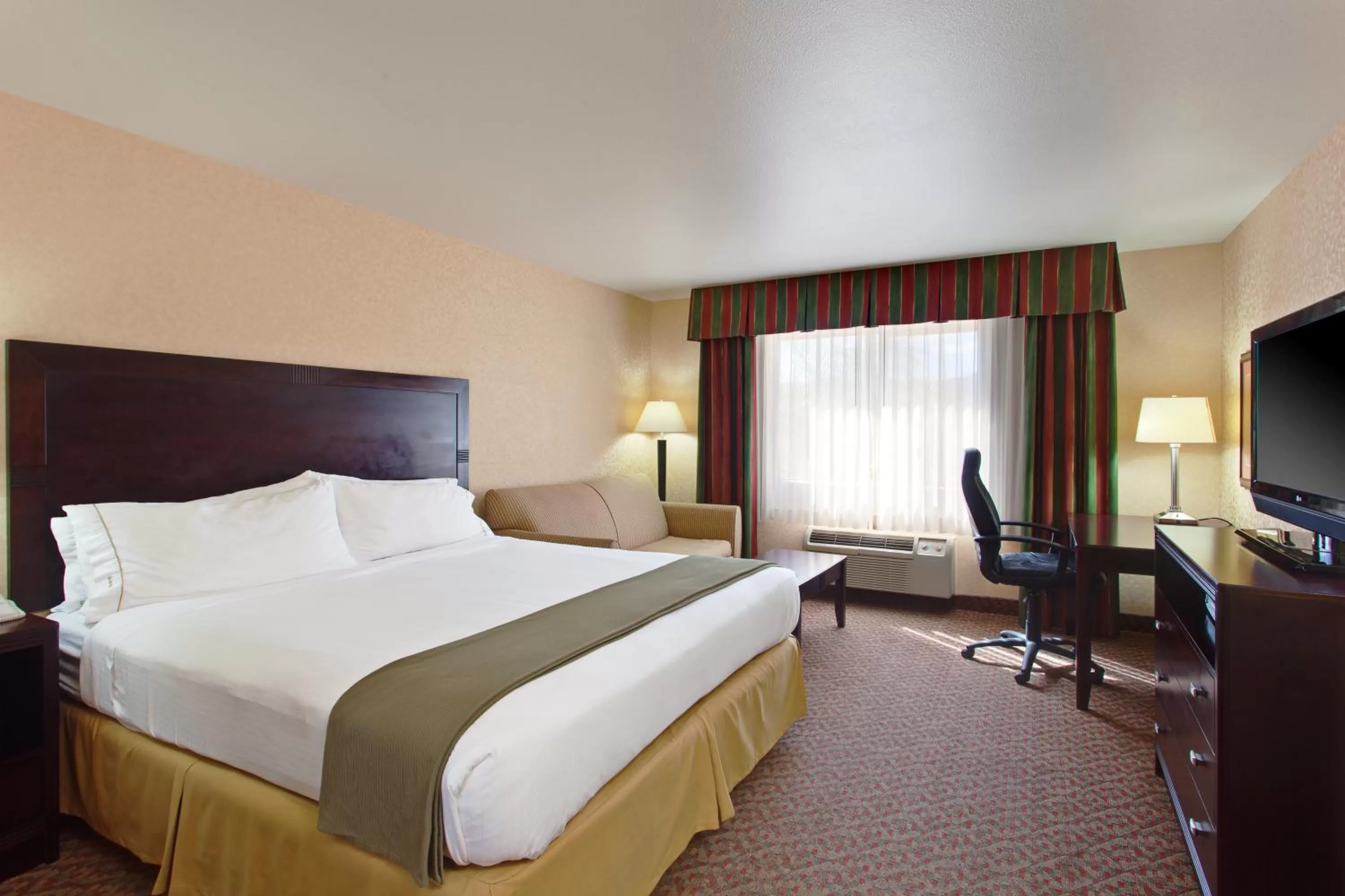 Photo of the whole room, Bed in Holiday Inn Express Temecula by IHG