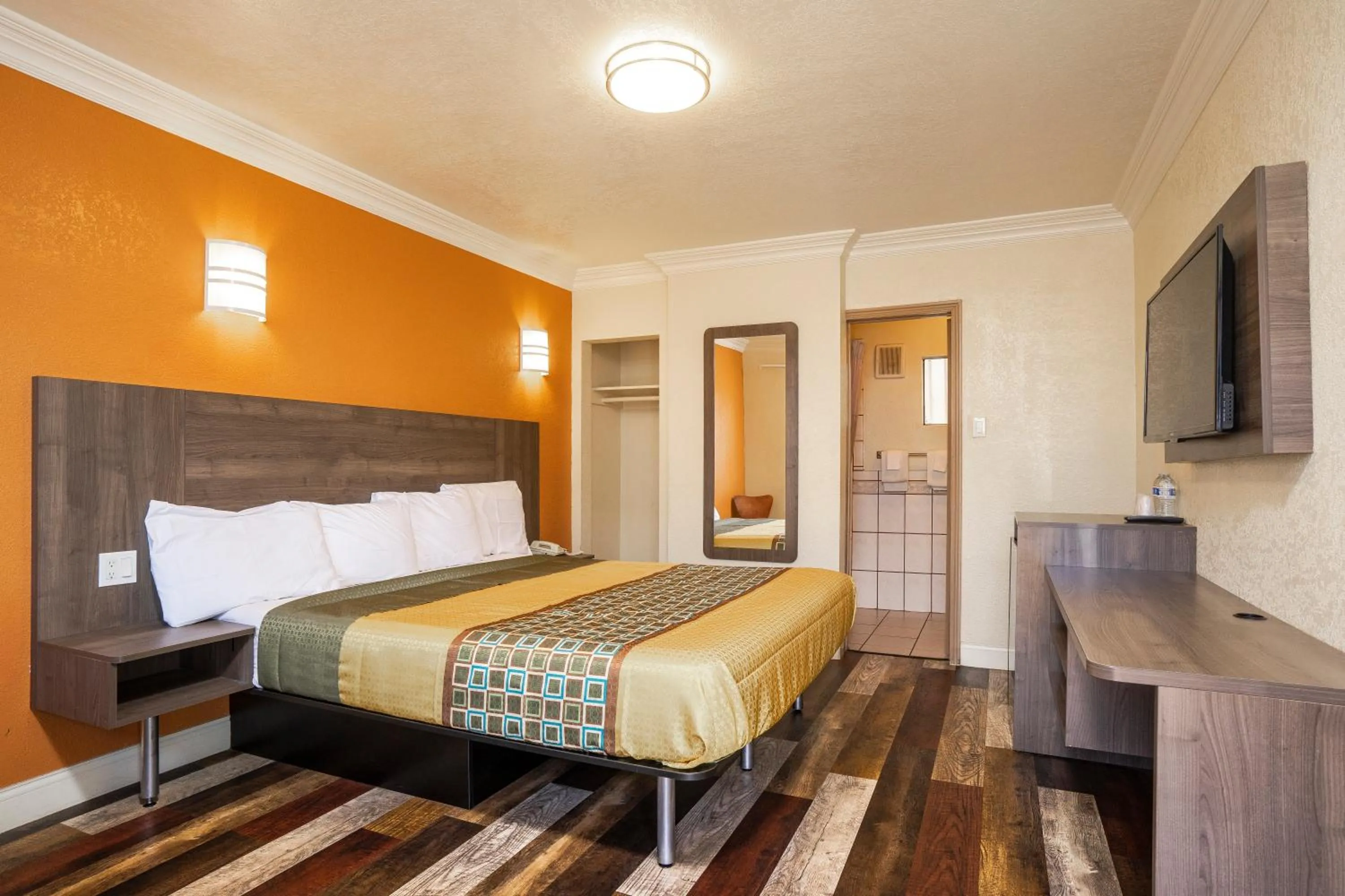 Photo of the whole room, Bed in Economy Inn Hollywood