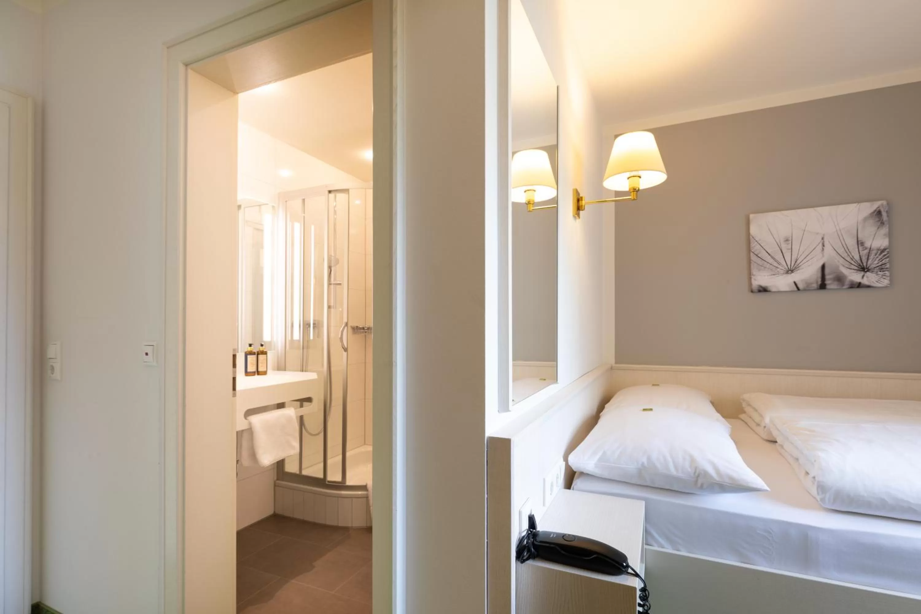 Bathroom, Bed in Landhotel-Restaurant Huberhof Allershausen