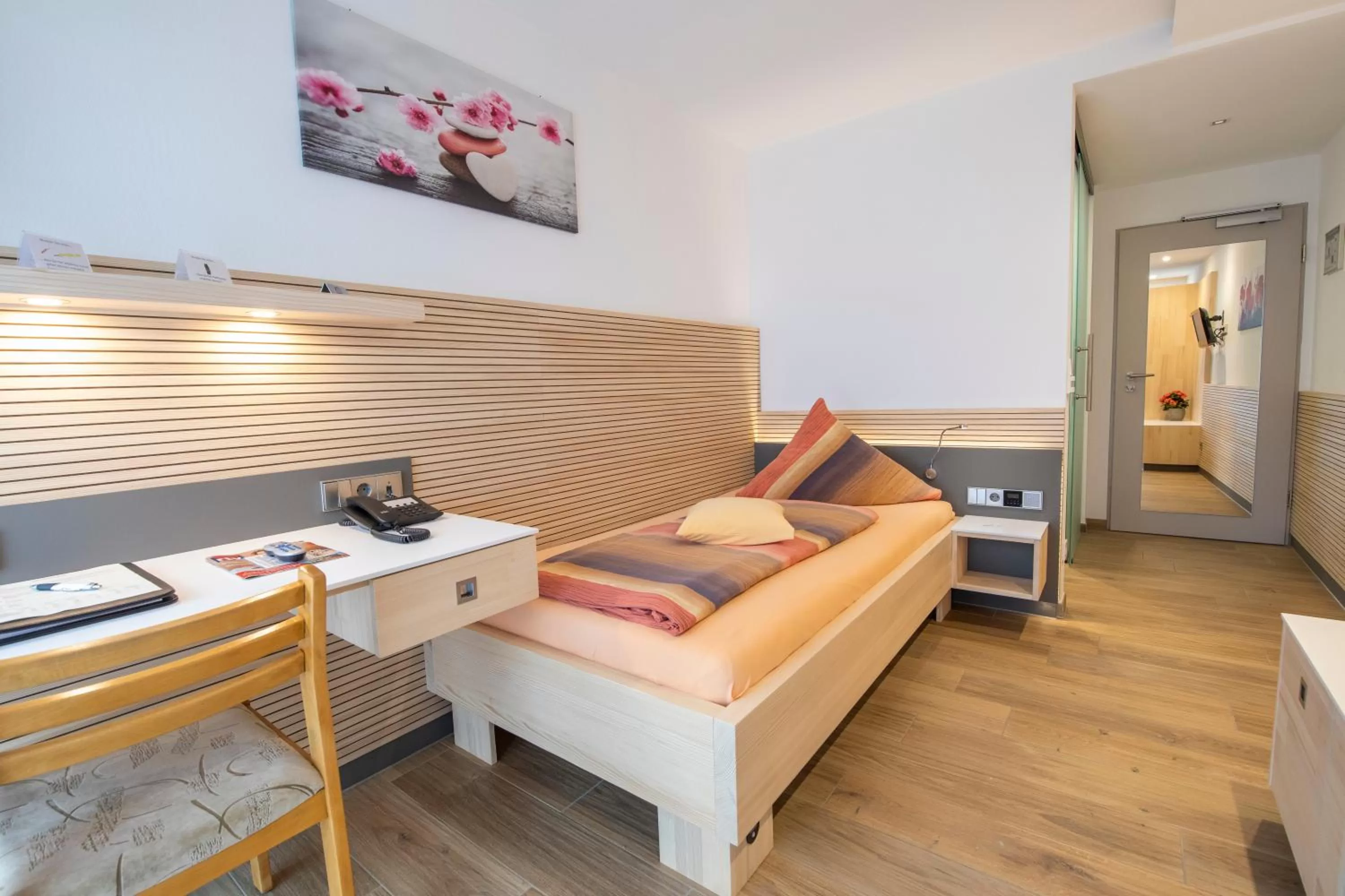 Photo of the whole room, Bed in Hotel Garni Jägerhof