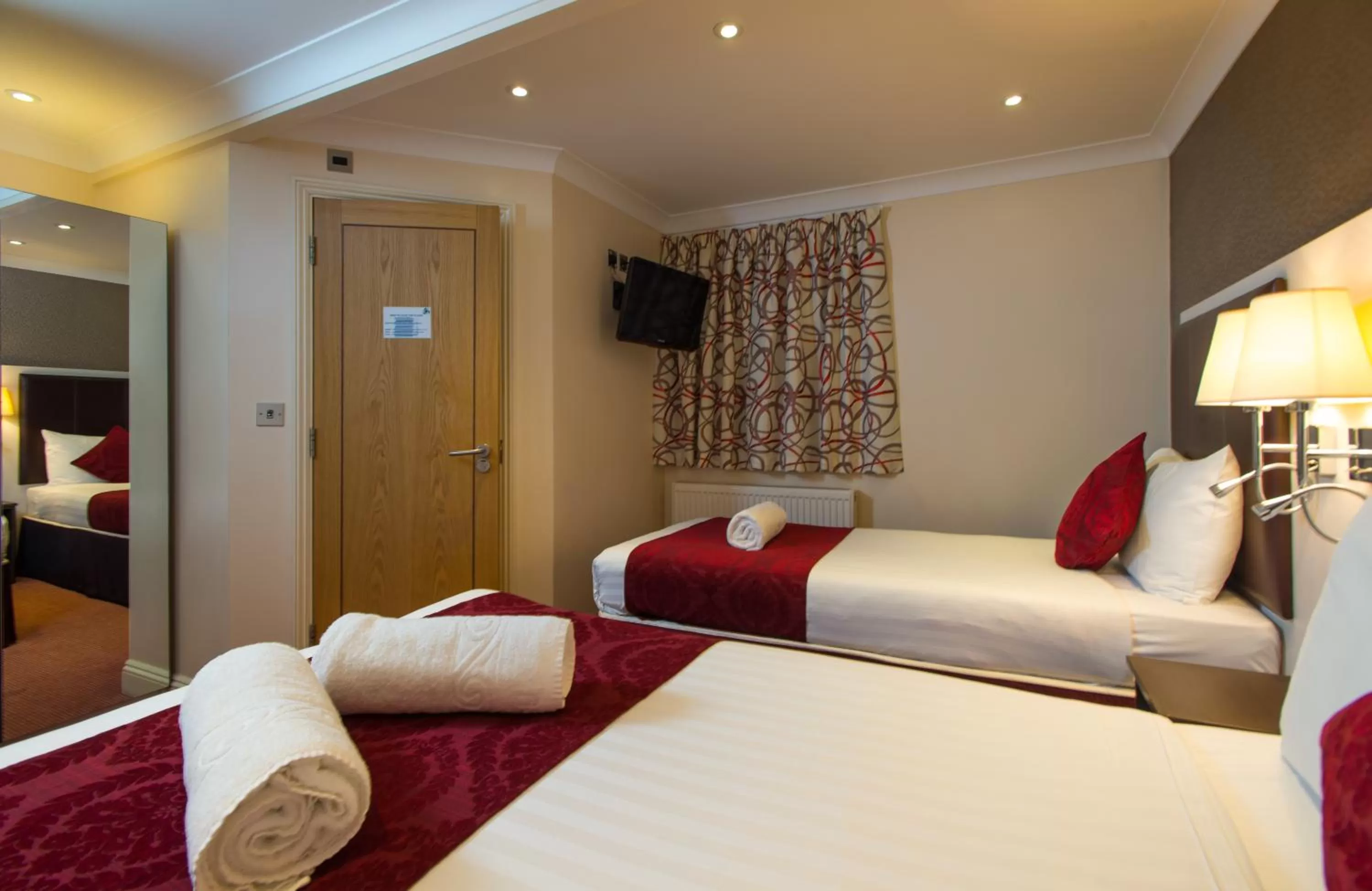 Photo of the whole room, Bed in Best Western Buckingham Palace Rd