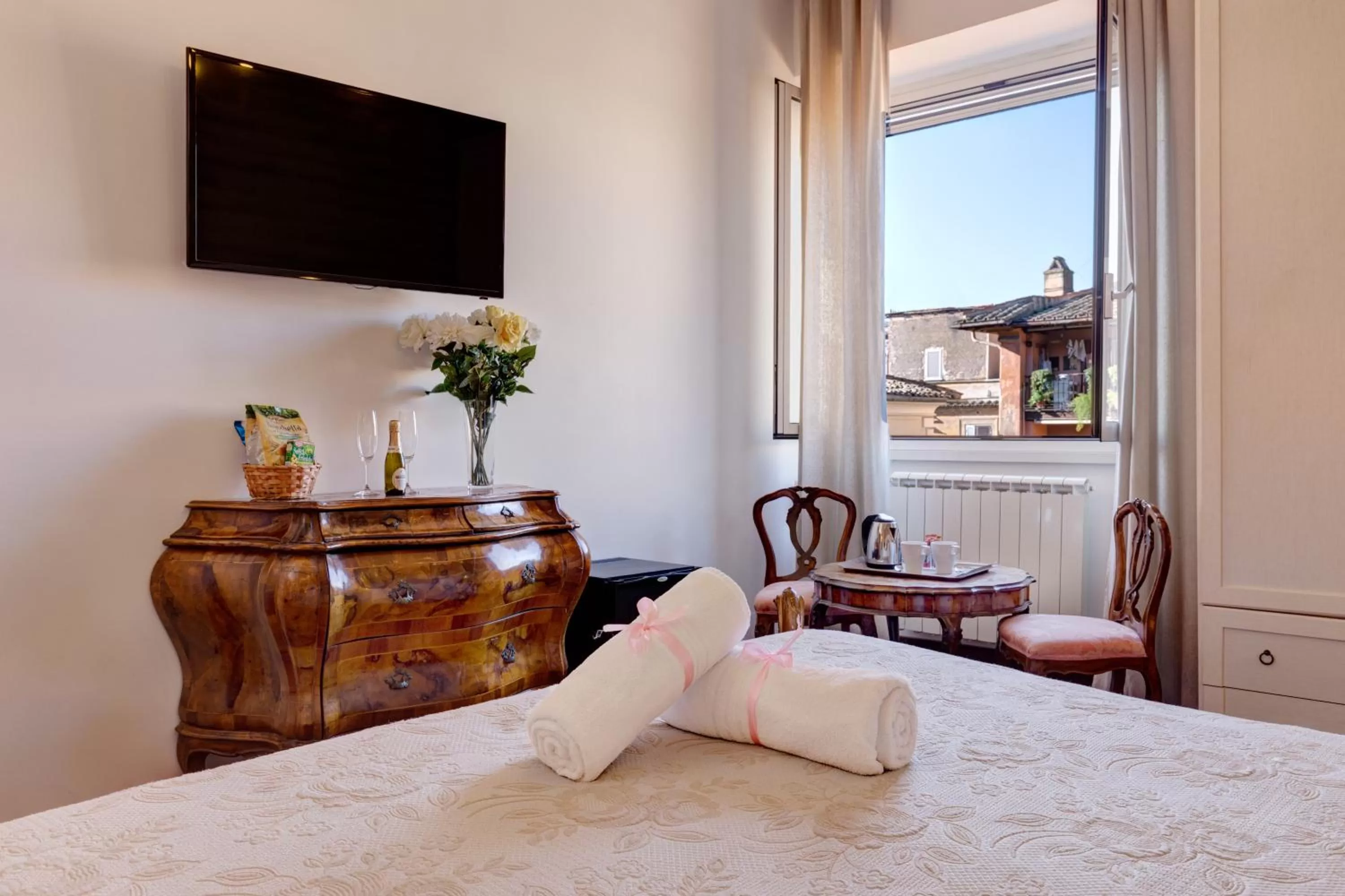 TV and multimedia, Bed in Little Rhome Suites