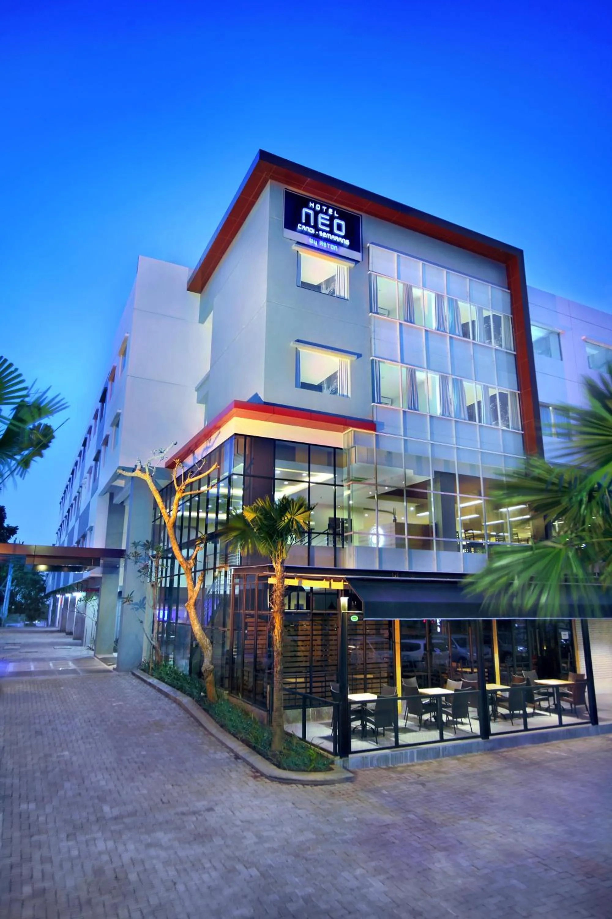Facade/entrance in Hotel Neo Candi Simpang Lima - Semarang by ASTON