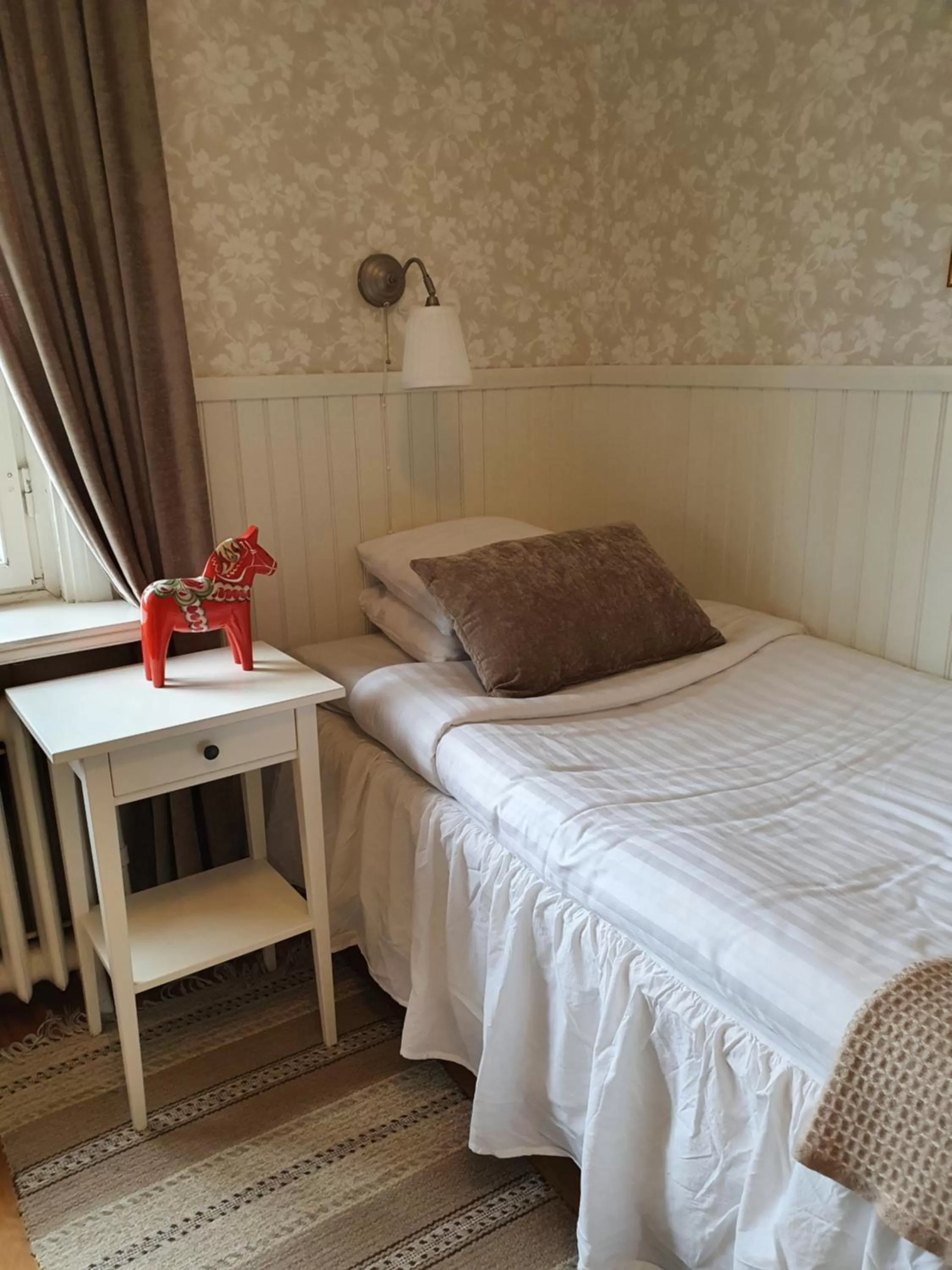 Bedroom, Bed in Långshyttans Brukshotell