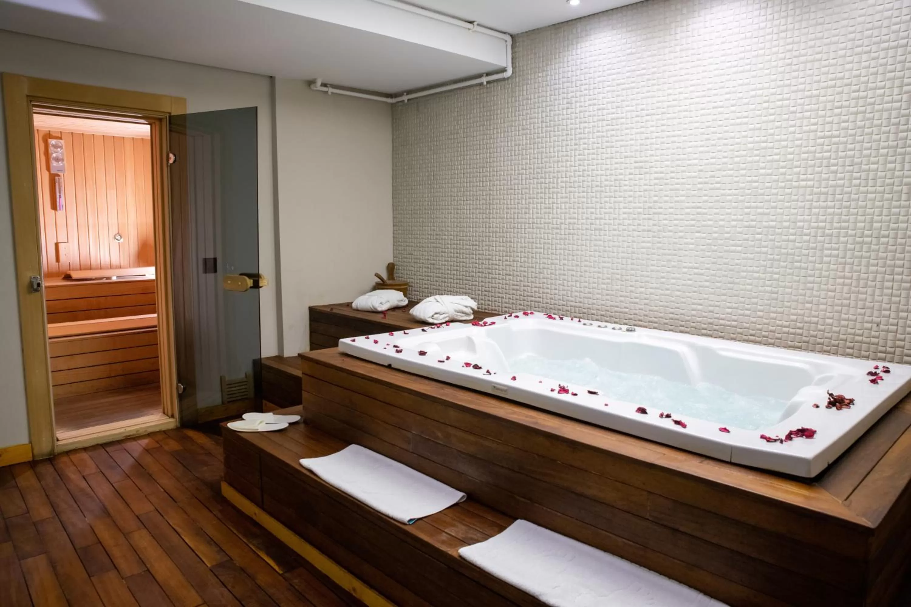 Hot Tub in Ramada by Wyndham Istanbul Grand Bazaar