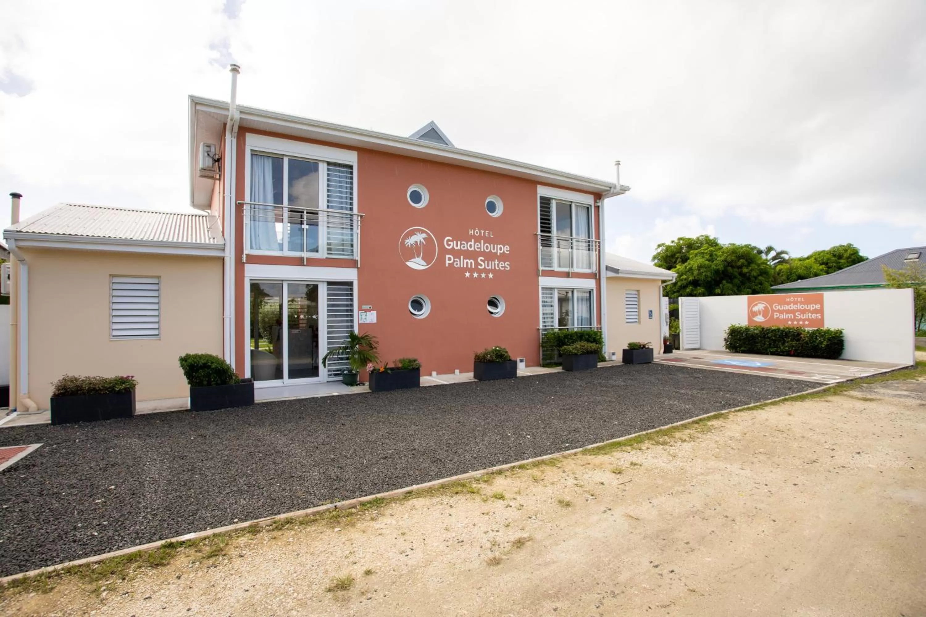 Property building in Hôtel Guadeloupe Palm Suites