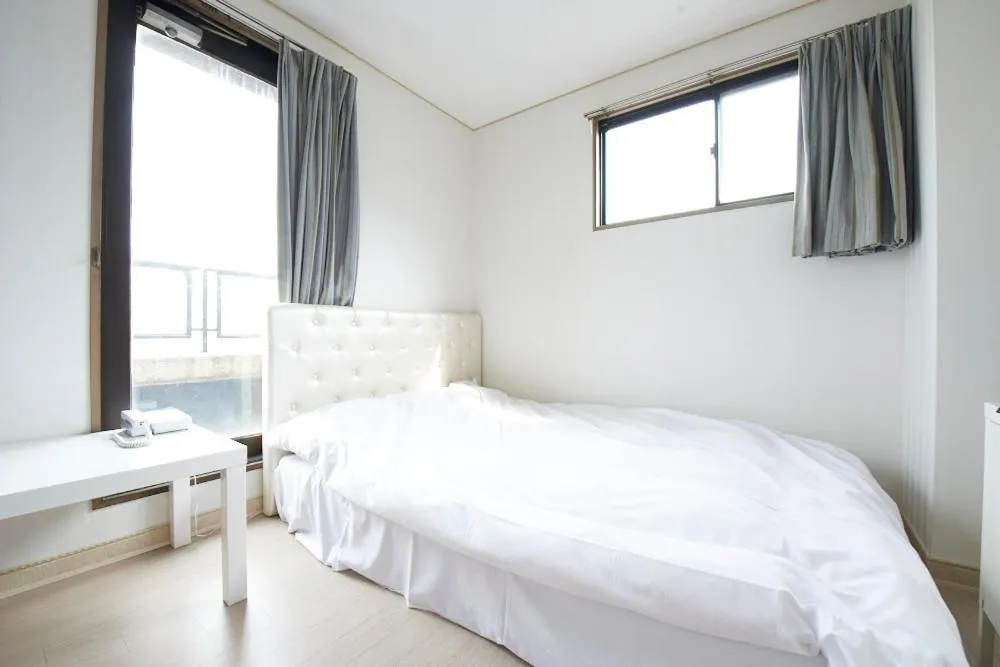 Photo of the whole room in Hotel Empire in Shinjuku